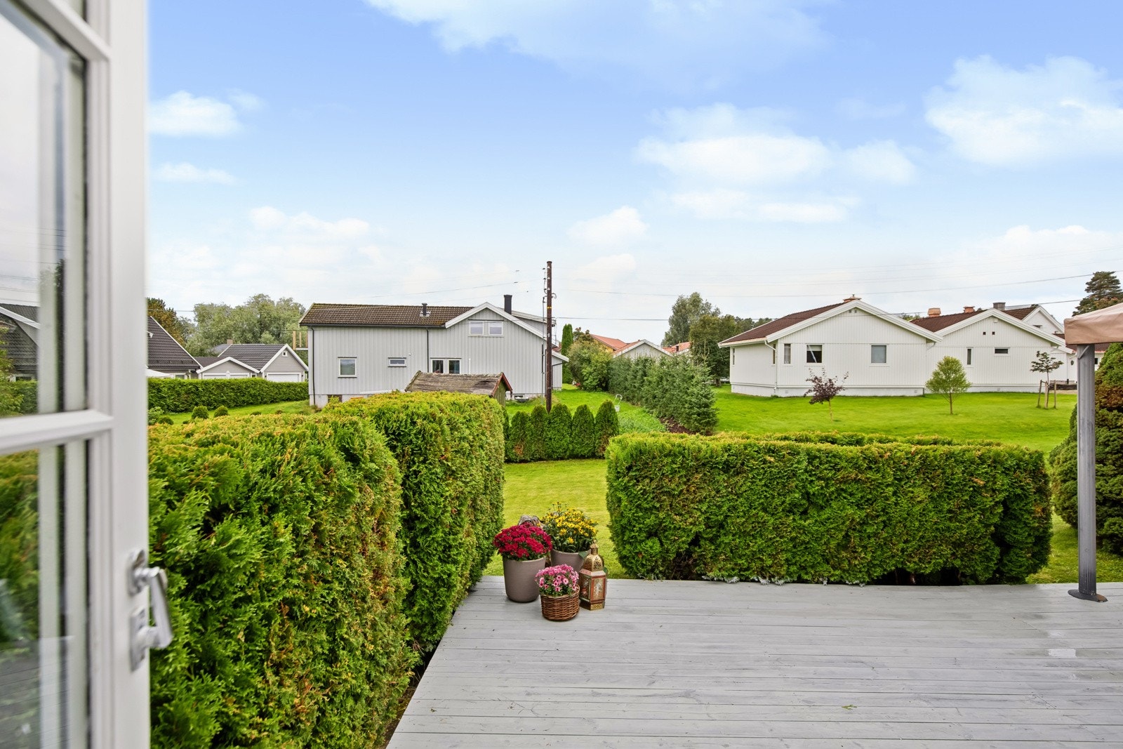 Fra terrassen har du hyggelig sikt over nærområdet. Galleribilde