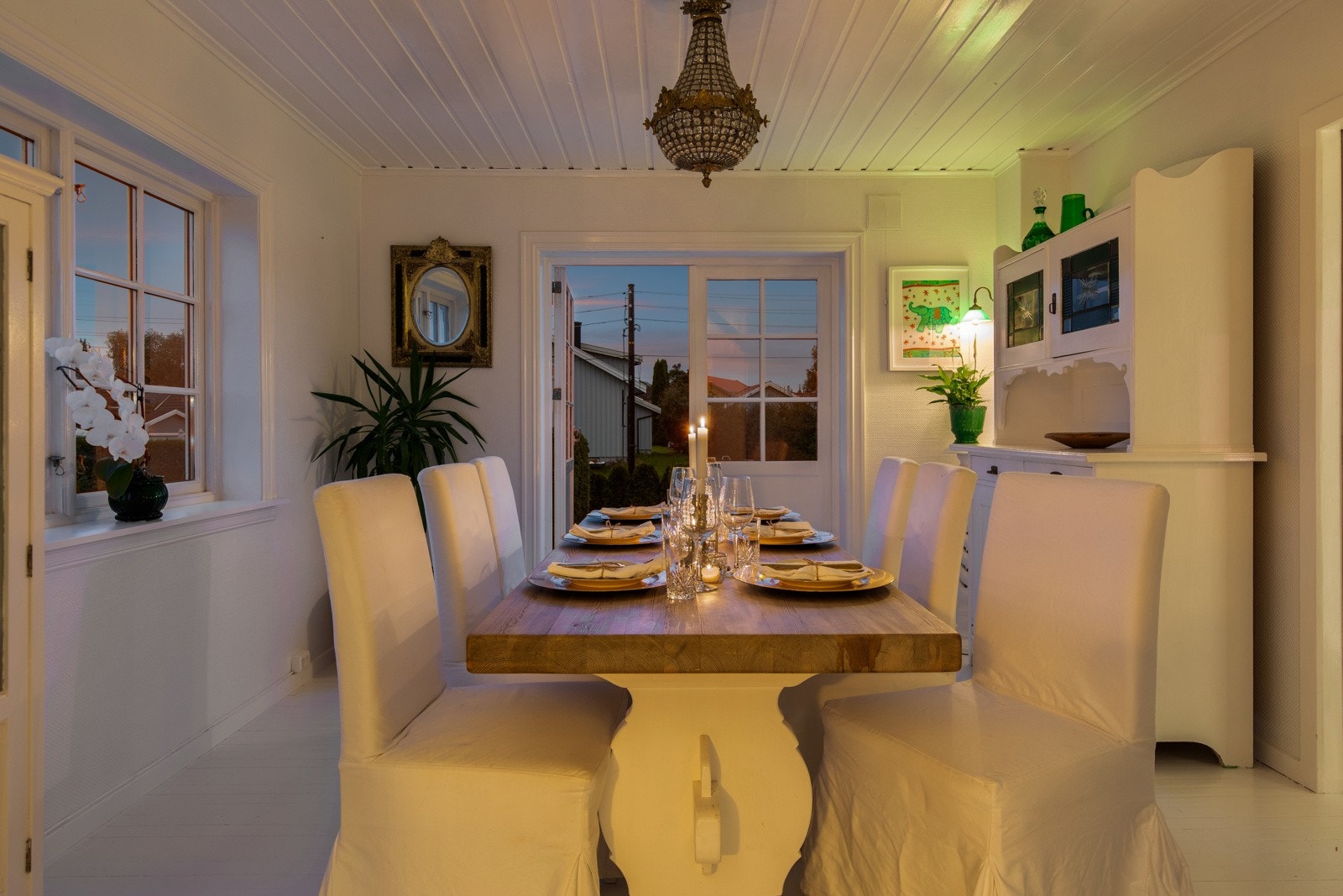 Fra spisestuen følger utgang til en stor og solrik terrasse på hele 35 kvm. Galleribilde