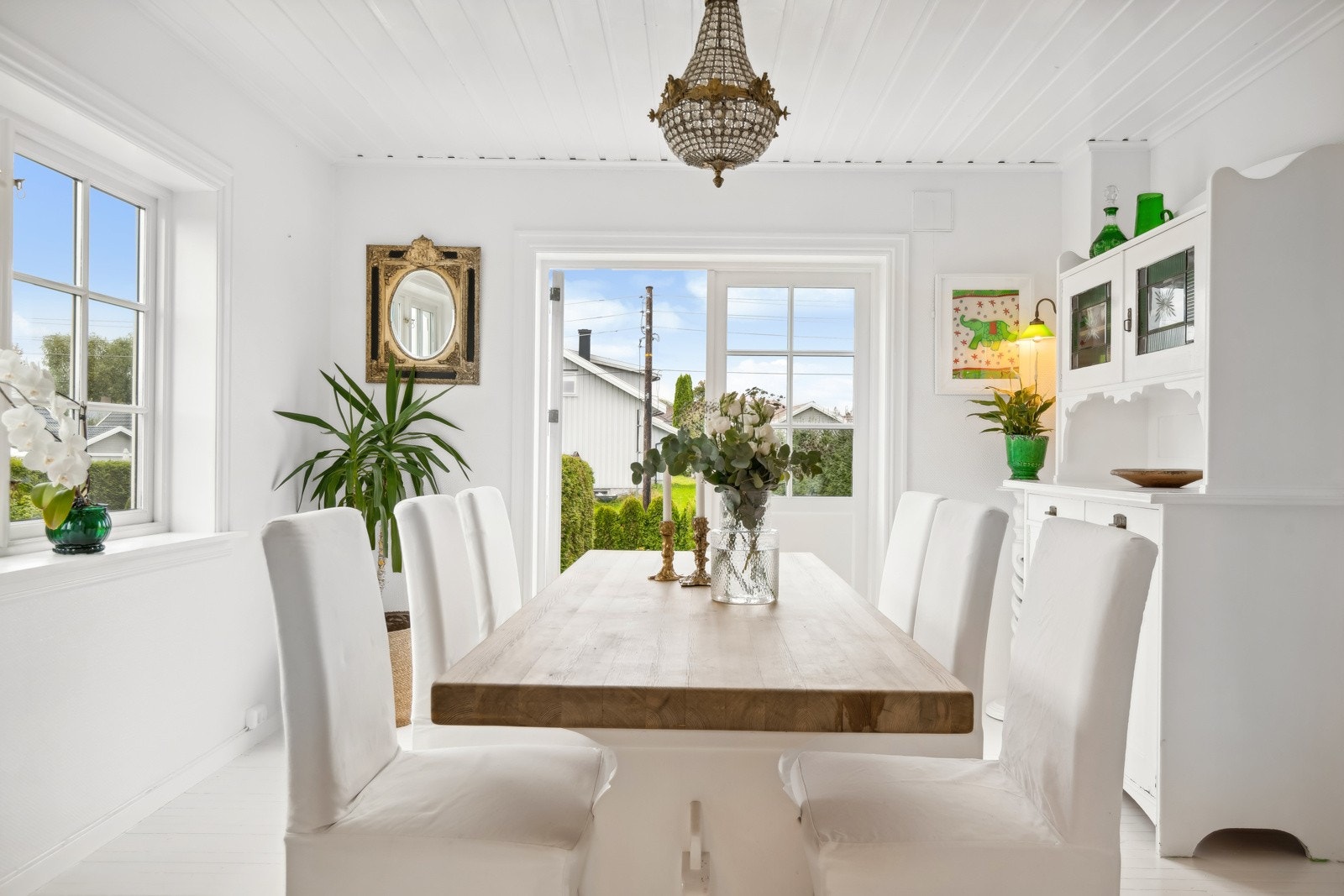 Spisestuen er av lys og romslig karakter, med plass til større spisegruppe for 8-10 personer. Galleribilde