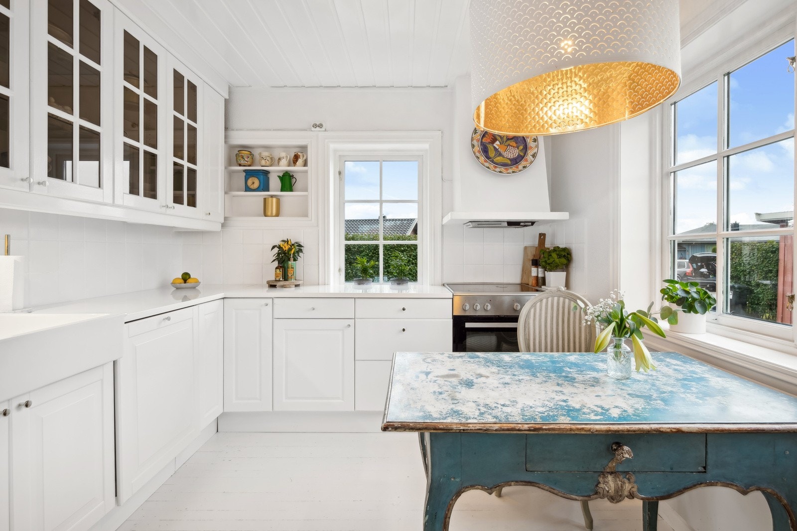 Lyst og trivelig separat kjøkken Galleribilde