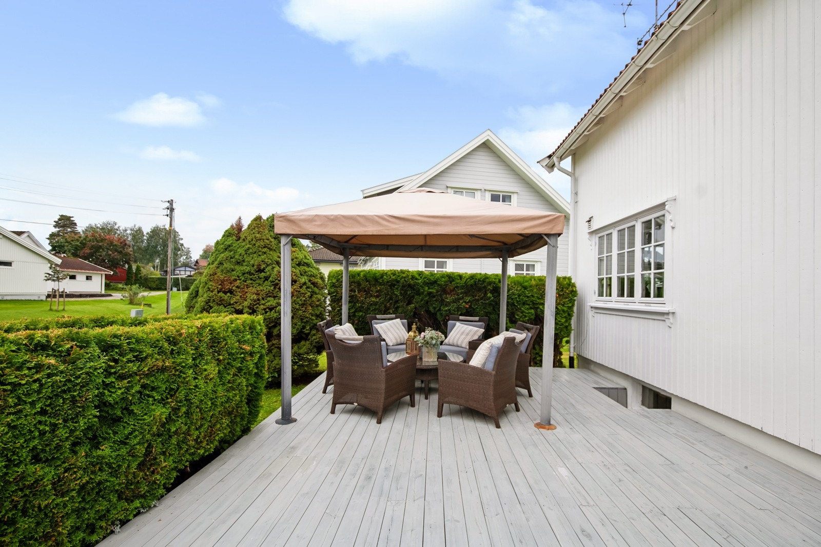 Terrassen strekker seg langs hele sideveggen og har gode møbleringsmuligheter. Galleribilde