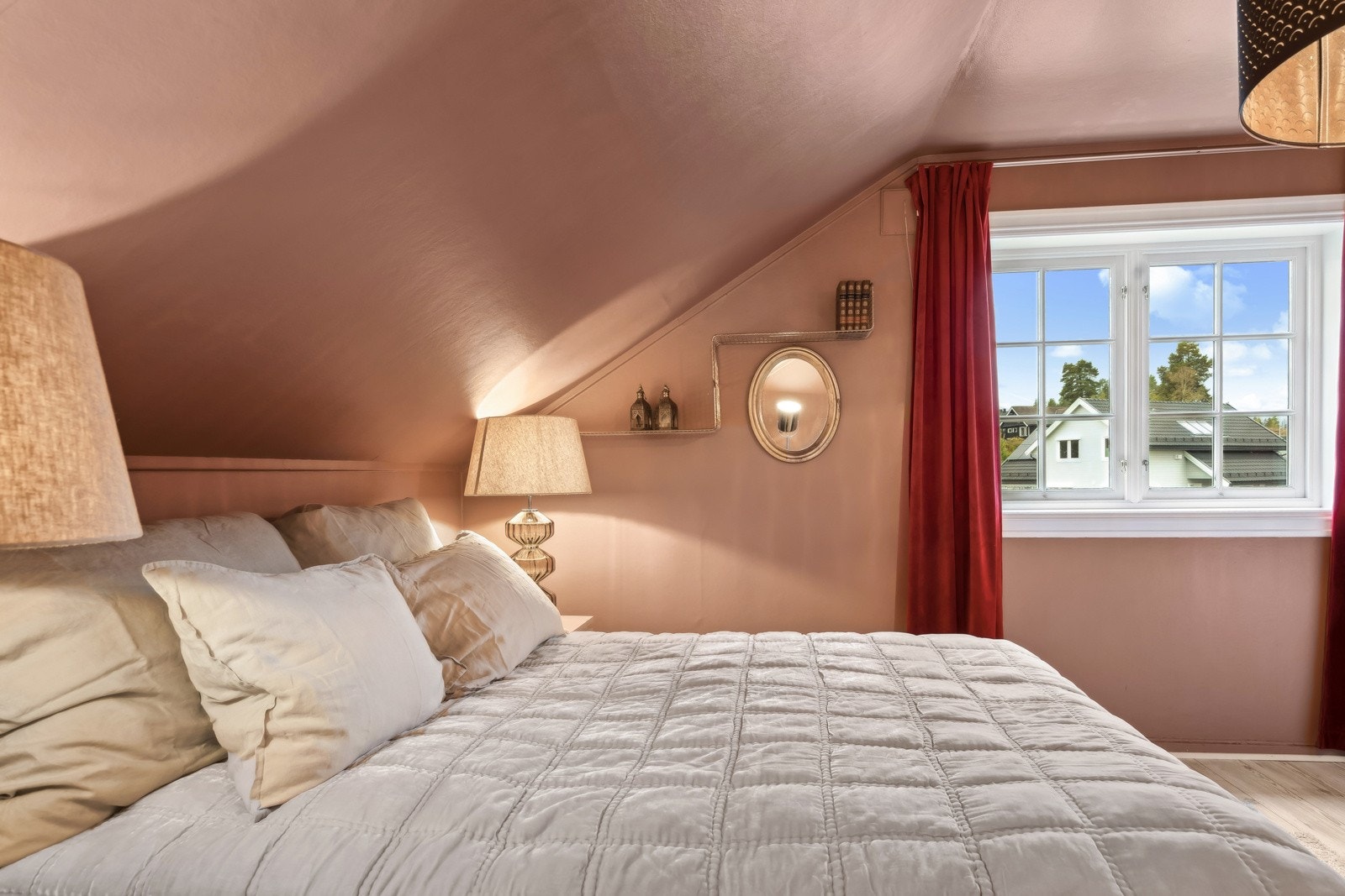 2 av soverommene har tilknyttet kott, som gir gode oppbevaringsmuligheter. Galleribilde