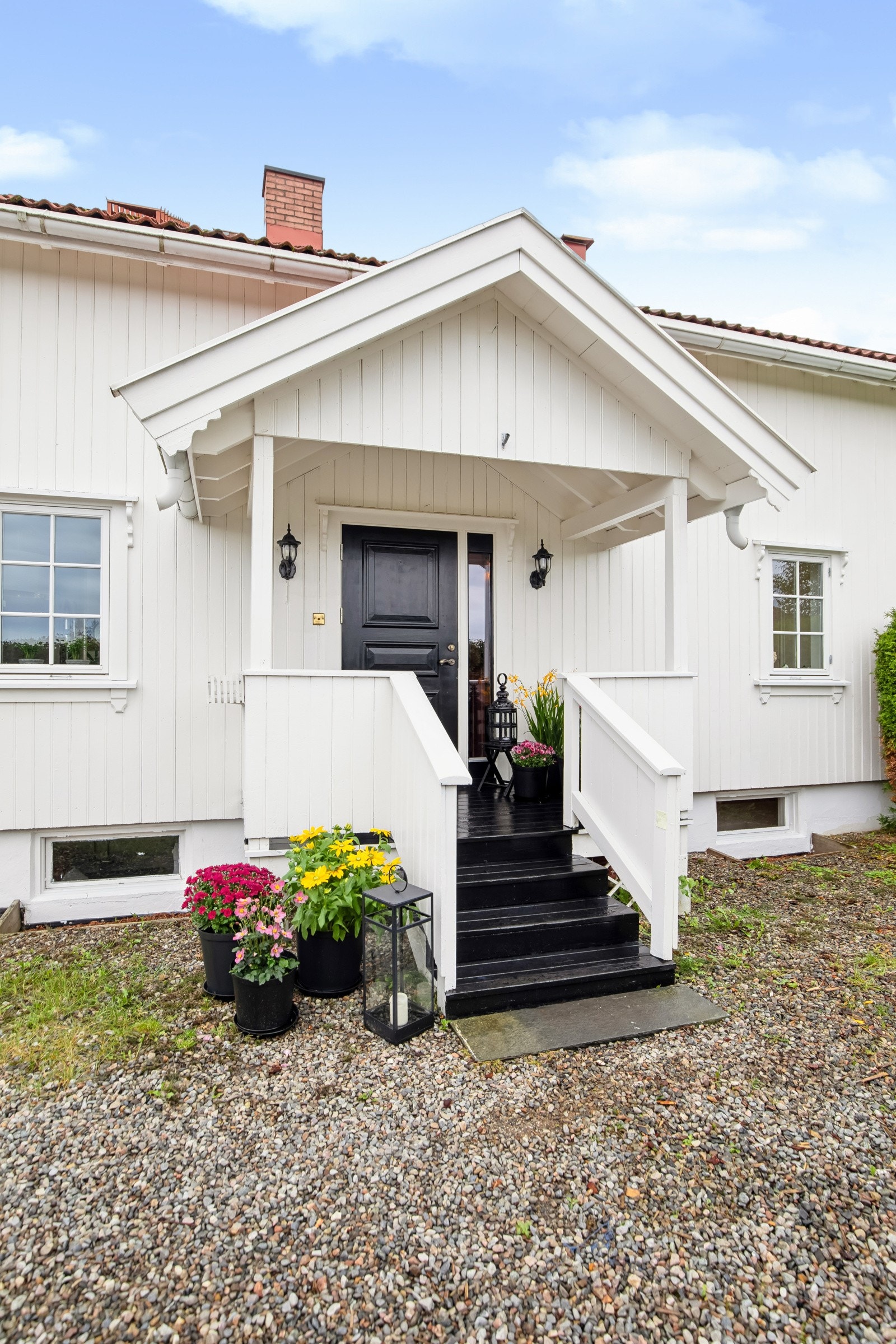 Hyggelig inngangsparti med trapper. Galleribilde