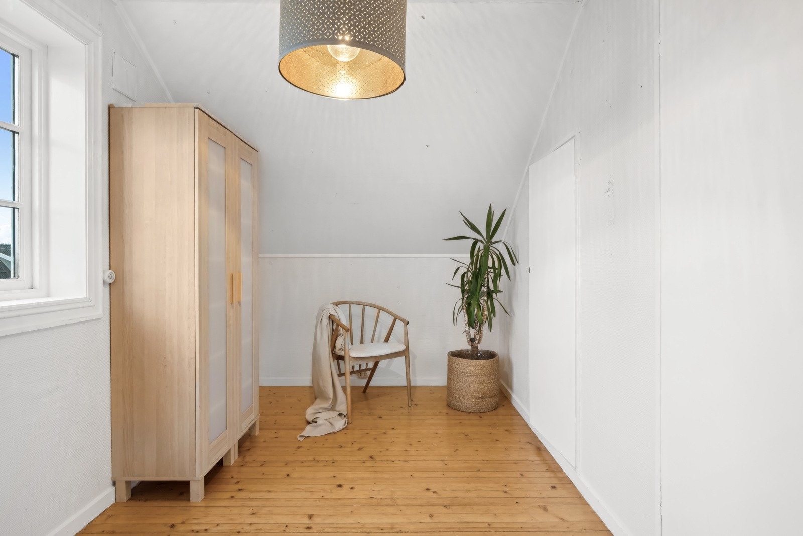 Soverom. I tillegg finner du 2 øvrige rom/boder og innredet hobbyrom i kjeller. Galleribilde