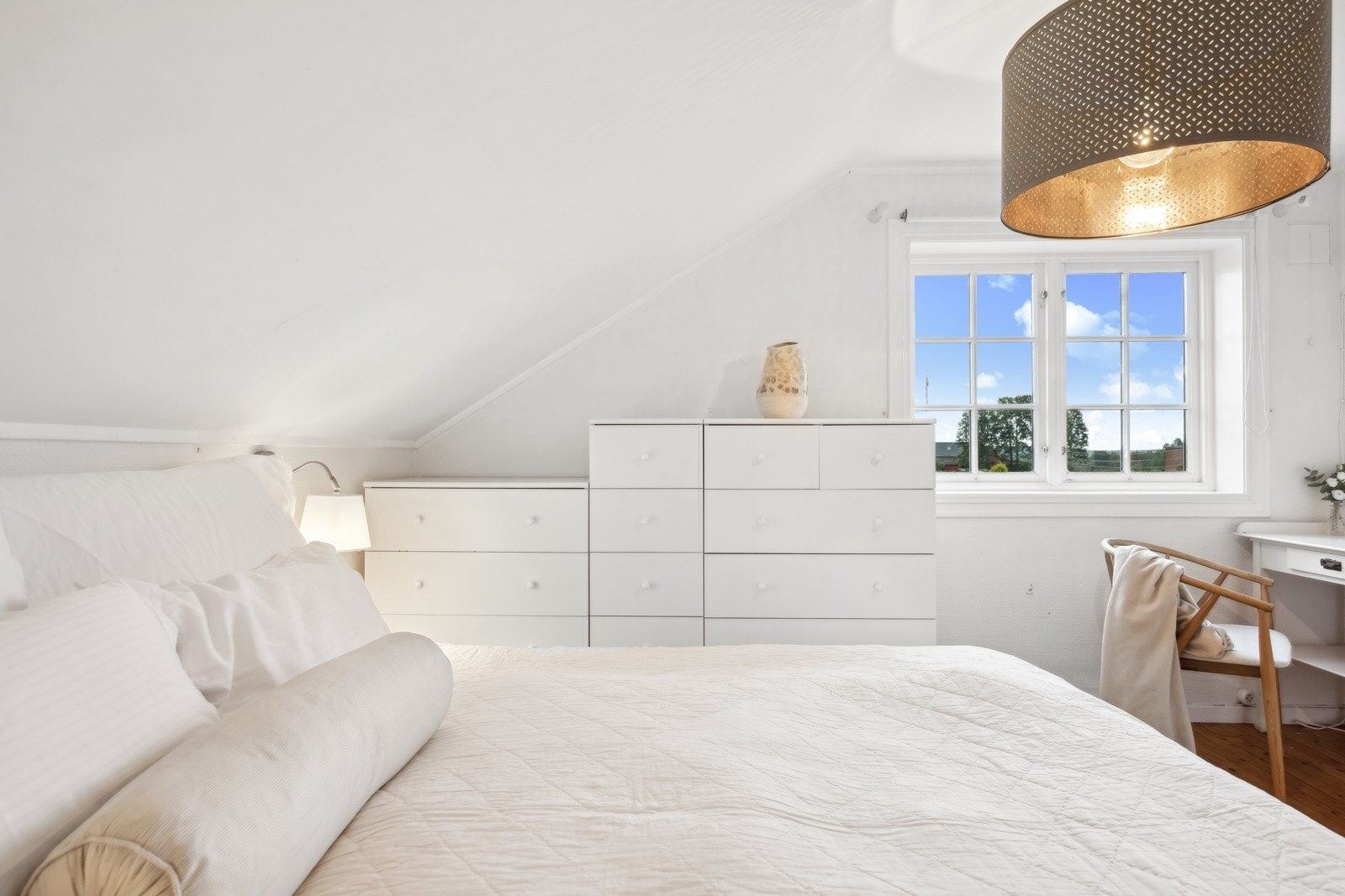 Rommene har rikelig med naturlig lysinnslipp og er malt i tidsriktige farger. Galleribilde