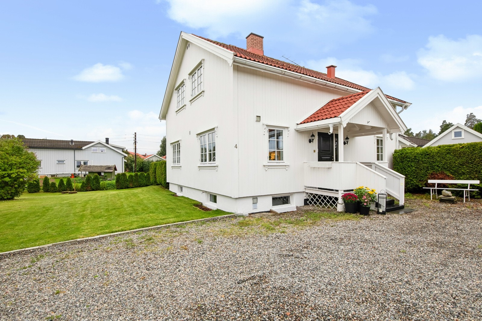 Nærområdet er meget familievennlig, nært barnehage og skole. Galleribilde