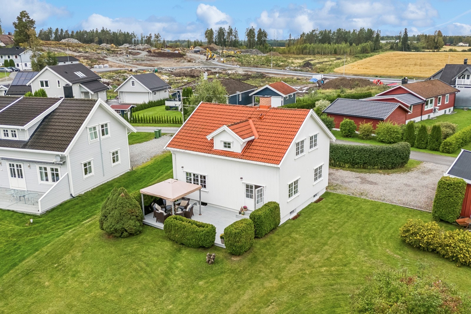Alt i alt er dette er et svært attraktivt og familievennlig boligområde i landlide omgivelser. Galleribilde
