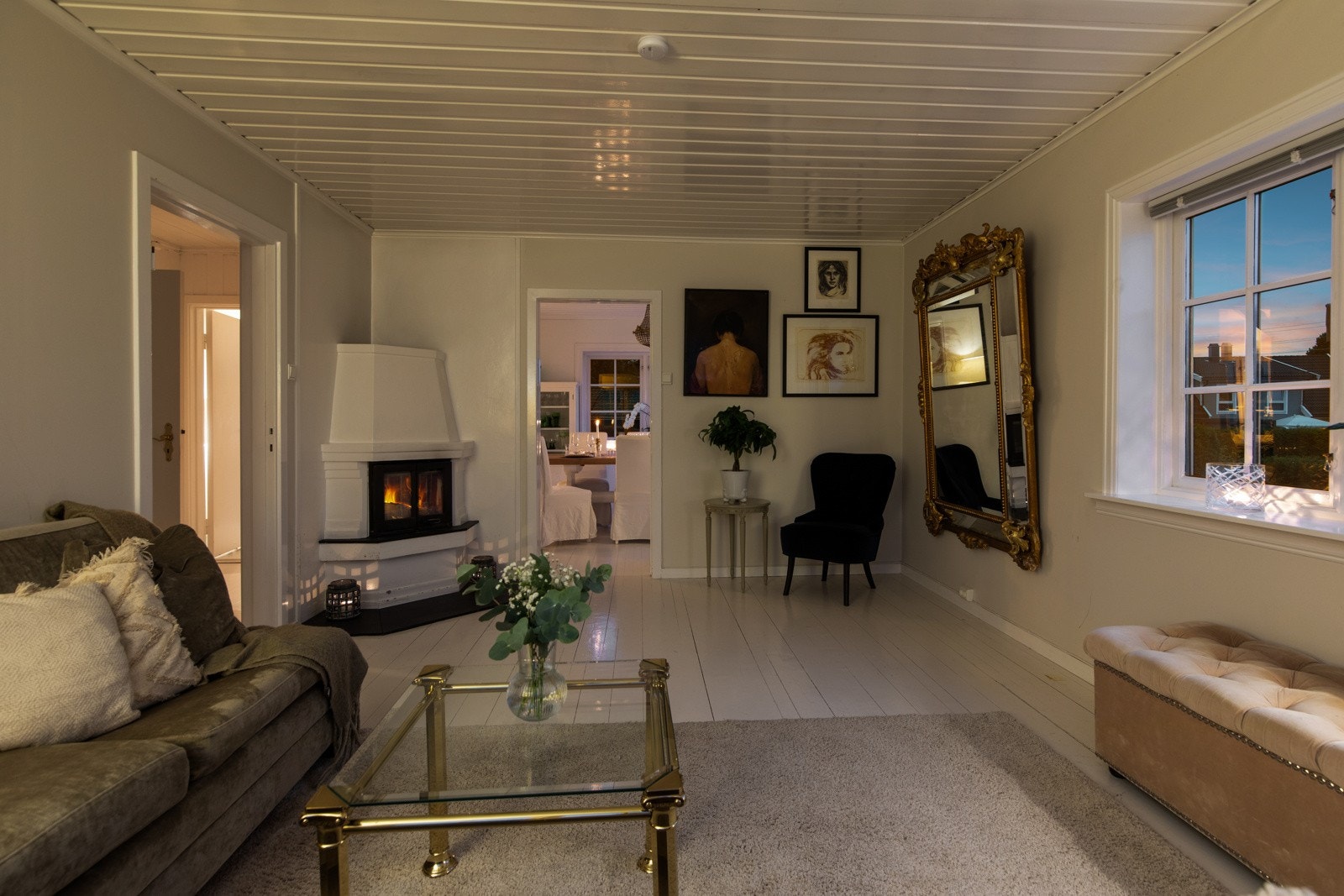 For kalde høst- og vinterdager varmes stuen av en flott peis. Galleribilde