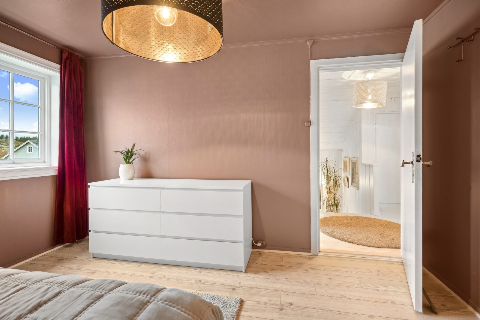 Samtlige av rommene har plass til dobbeltseng med tilhørende møblement. Galleribilde