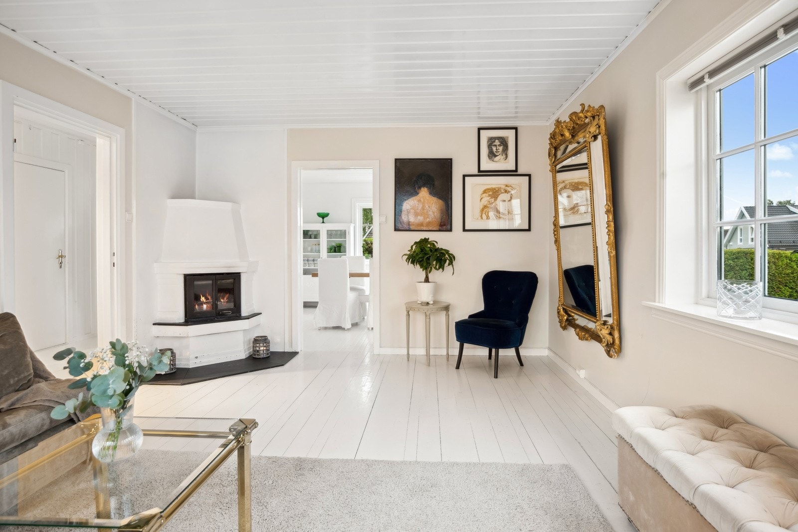 Hovedstuen (Tv-stuen) har god plass til sofagruppe av valgfri størrelse. Galleribilde