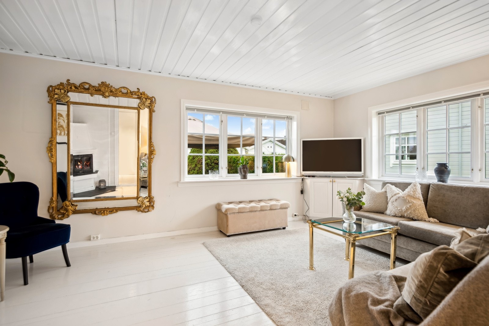 Det er store vindusflater som slipper inn rikelig med dagslys. Galleribilde