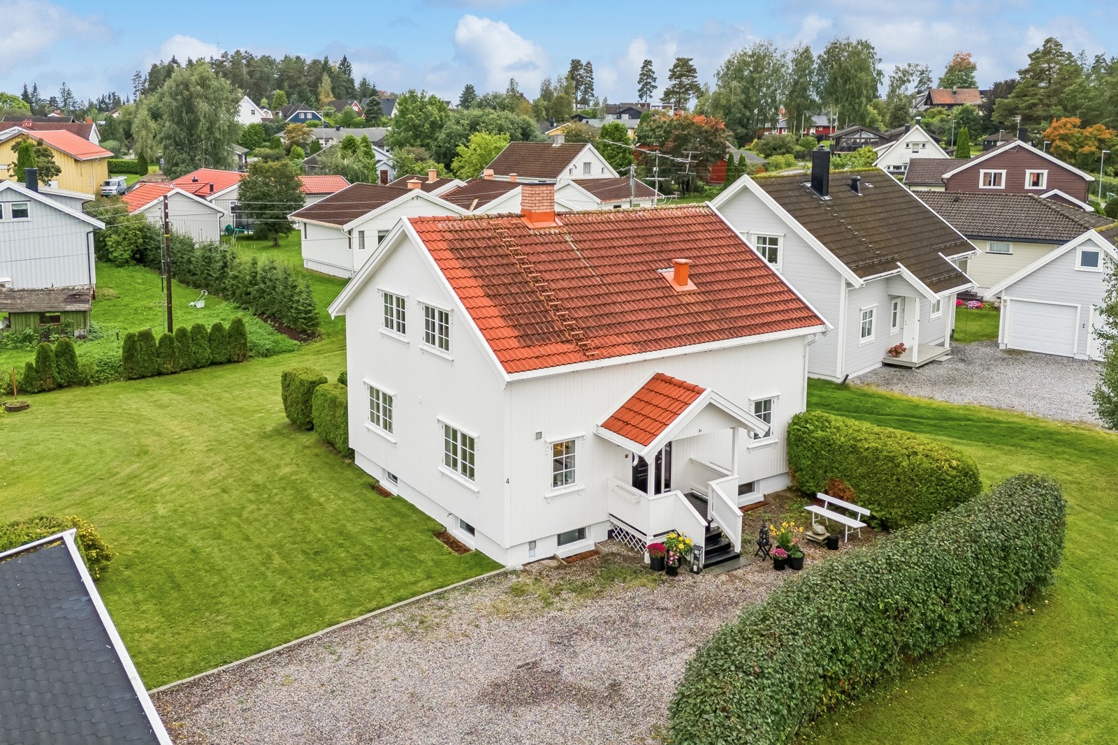Eiendommen har en stor og solrik tomt med et pent opparbeidet hageområde. Galleribilde