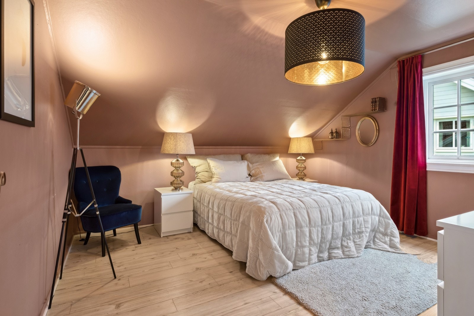 I boligen finner du 4 soverom i loftsetasjen, som alle er av gode størrelser. Galleribilde