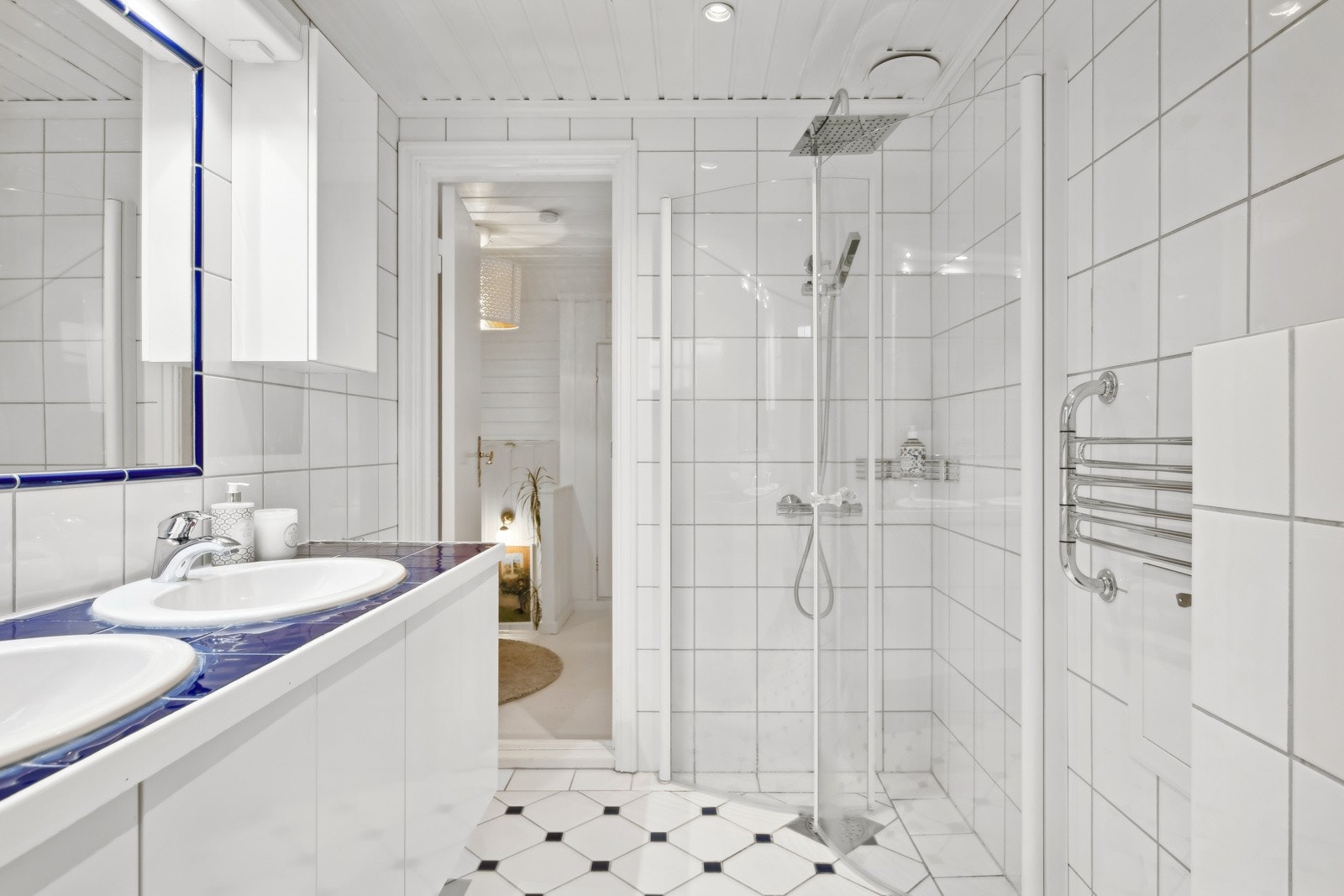 Hovedbadet er flislagt med gulvvarme og er av god størrelse. Galleribilde