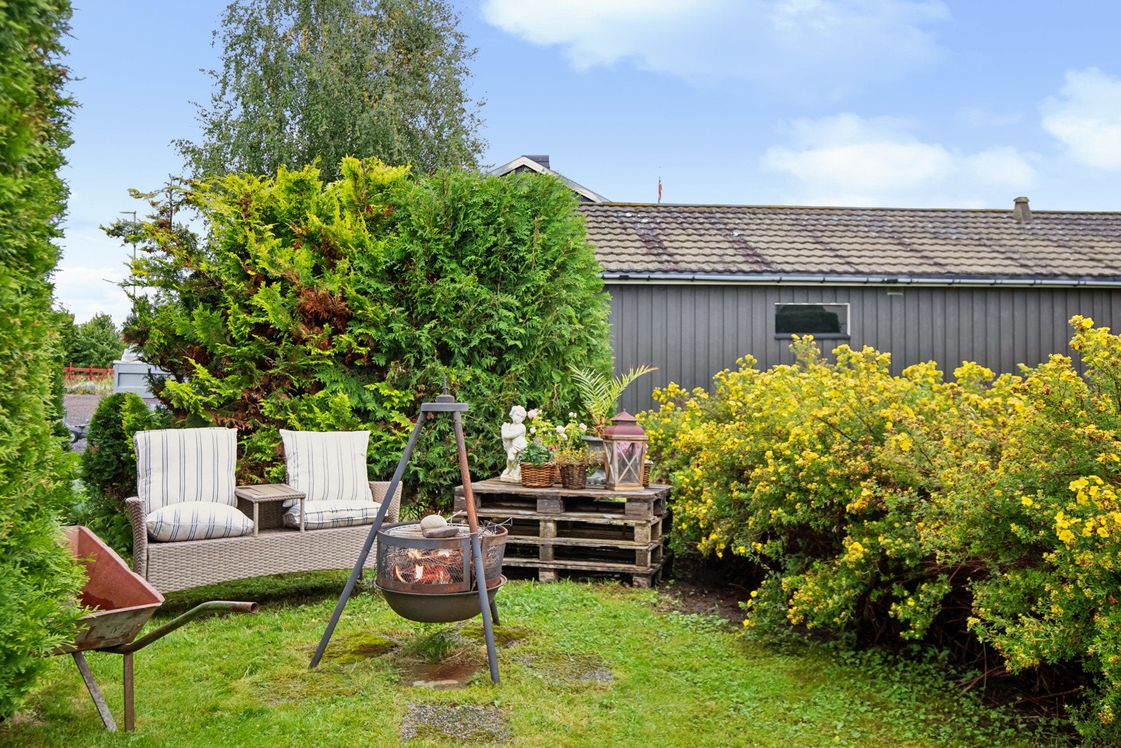 Utearealene er ellers meget pent opparbeidede med diverse beplantninger. Galleribilde