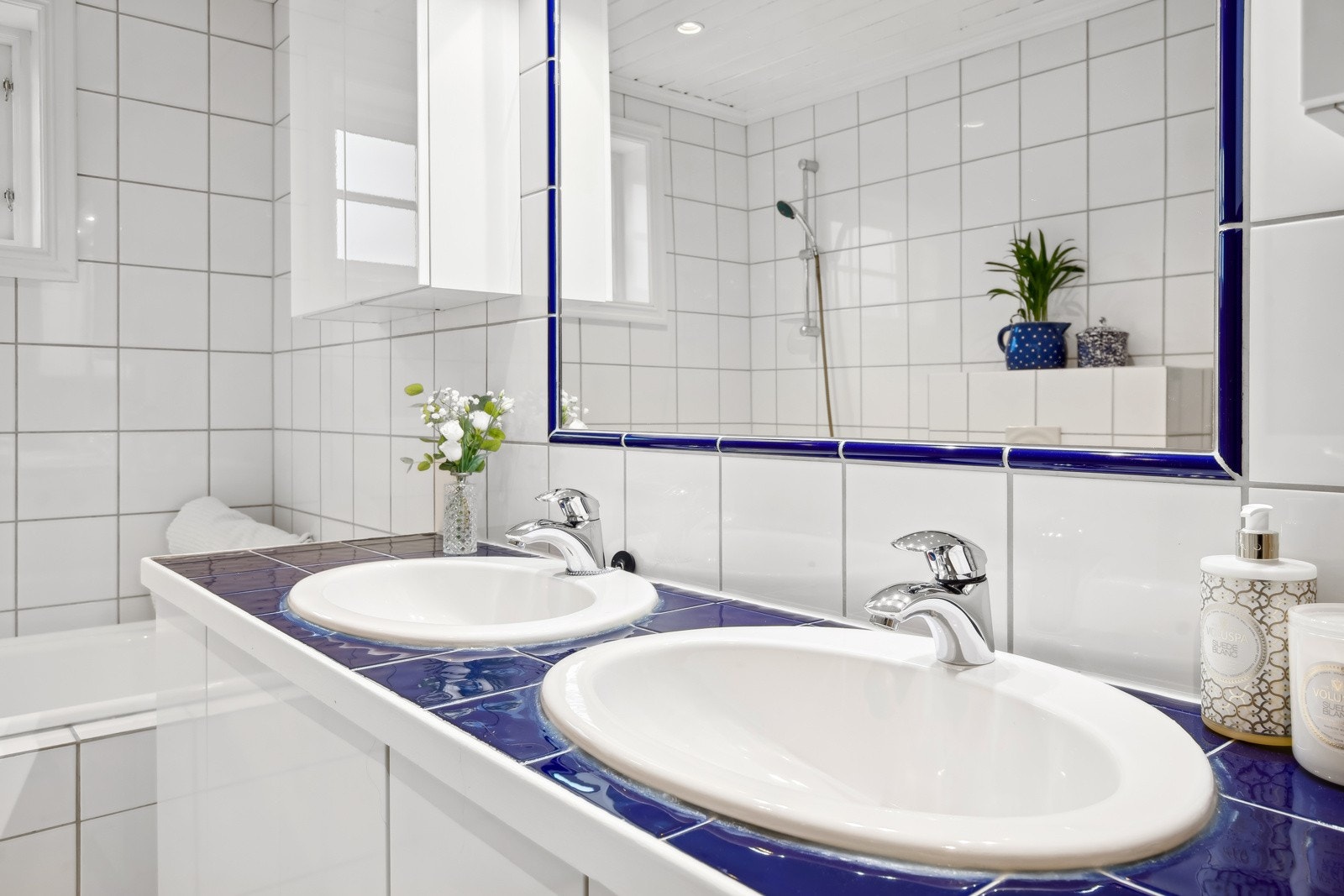 Det er godt med oppbevaringsplass i servantskap. Galleribilde