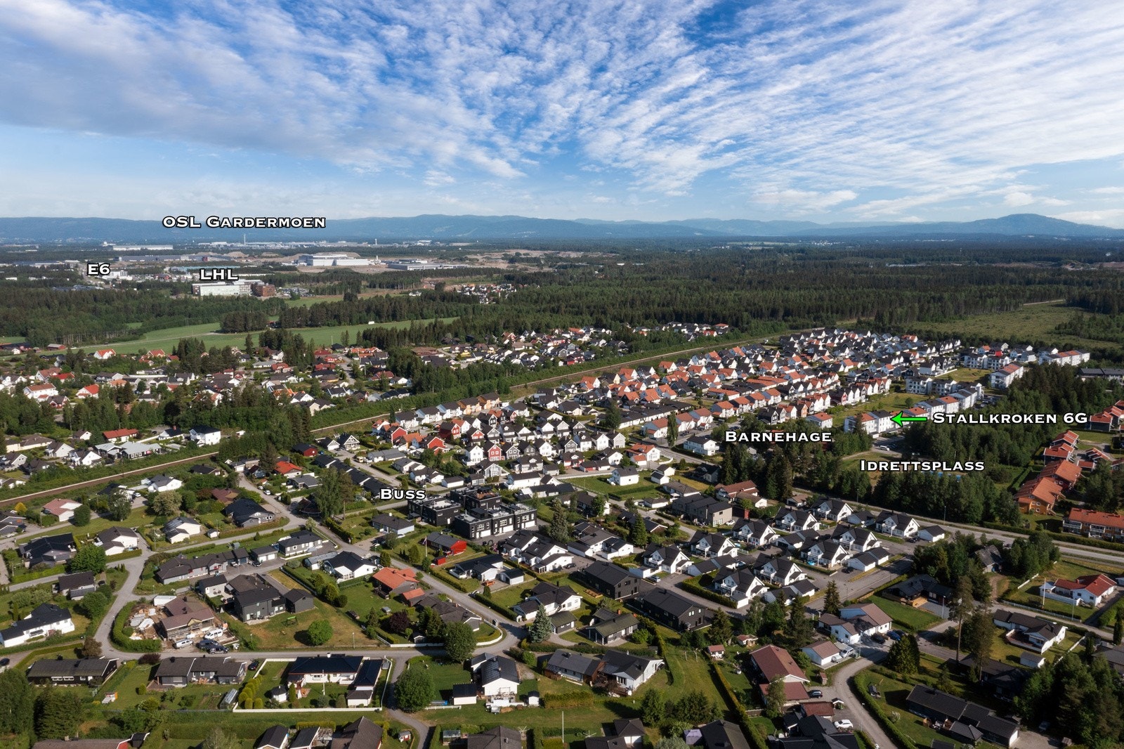 Leiligheten har en god beliggenhet på Nordbyhagen ca. 2 km øst for Jessheim sentrum. Området består av eneboliger, rekkehus og leilighetsbygg. Galleribilde