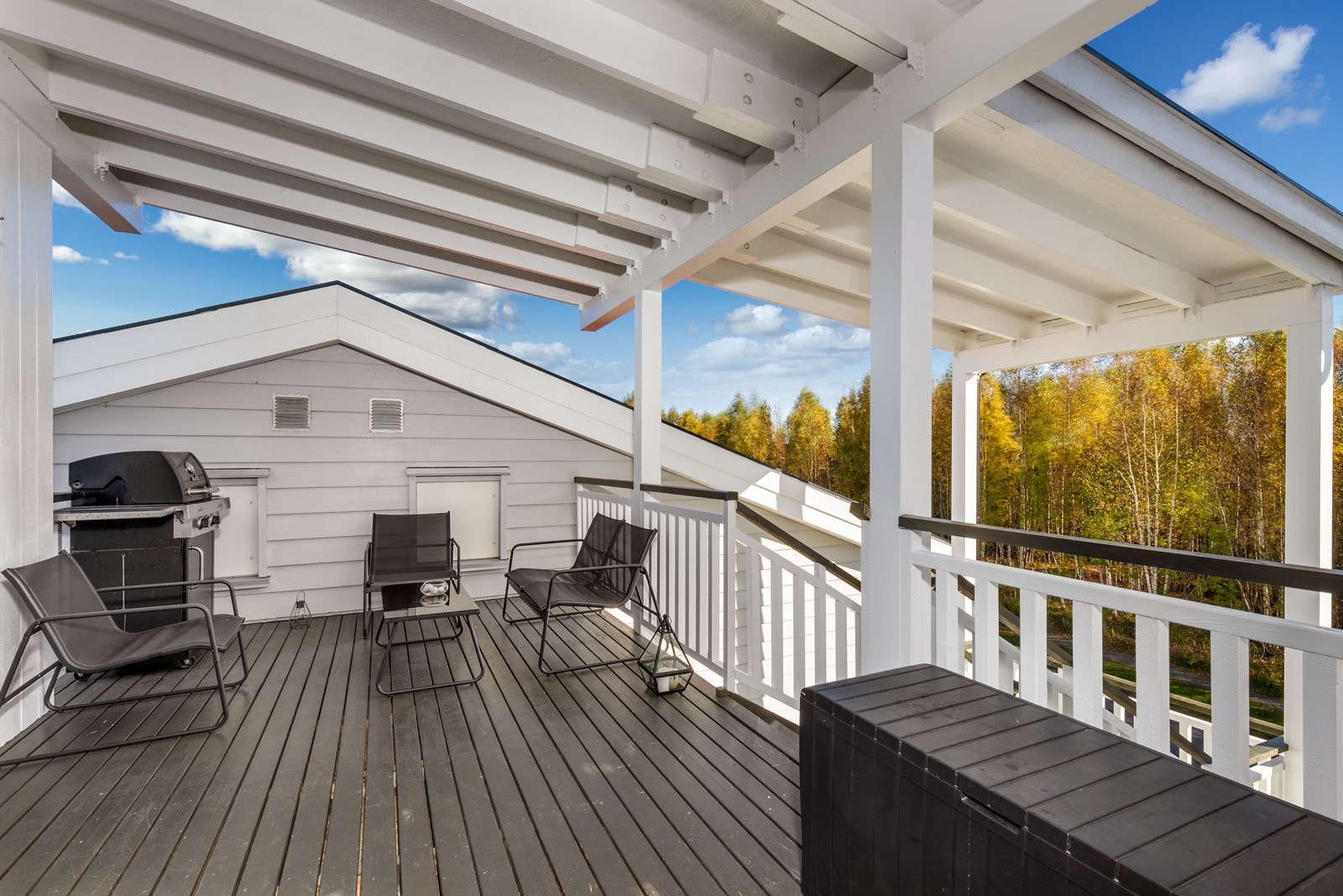 Det er i tillegg en romslig veranda med takoverbygg ved inngangspartiet på ca 15 kvm. Galleribilde