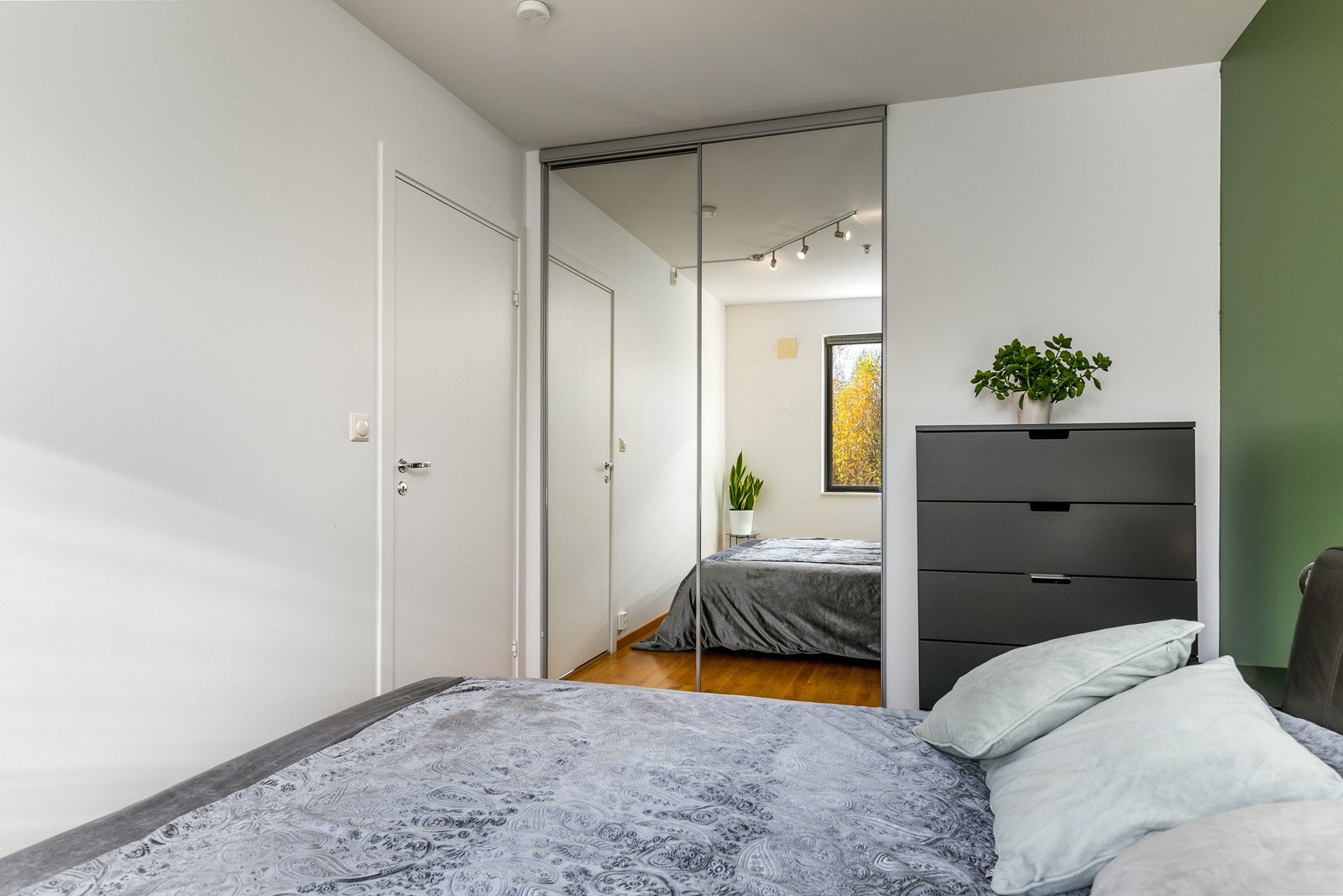Praktisk skyvedørsgarderobe med speilfronter på hovedsoverommet. Galleribilde