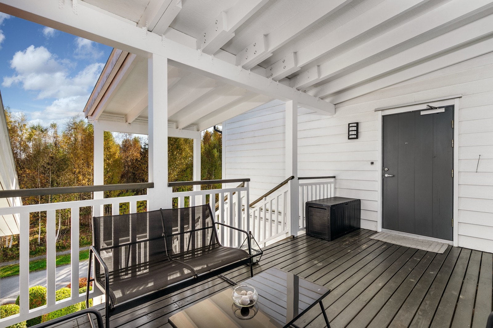 Romslig veranda med takoverbygg ved inngangspartiet. Galleribilde