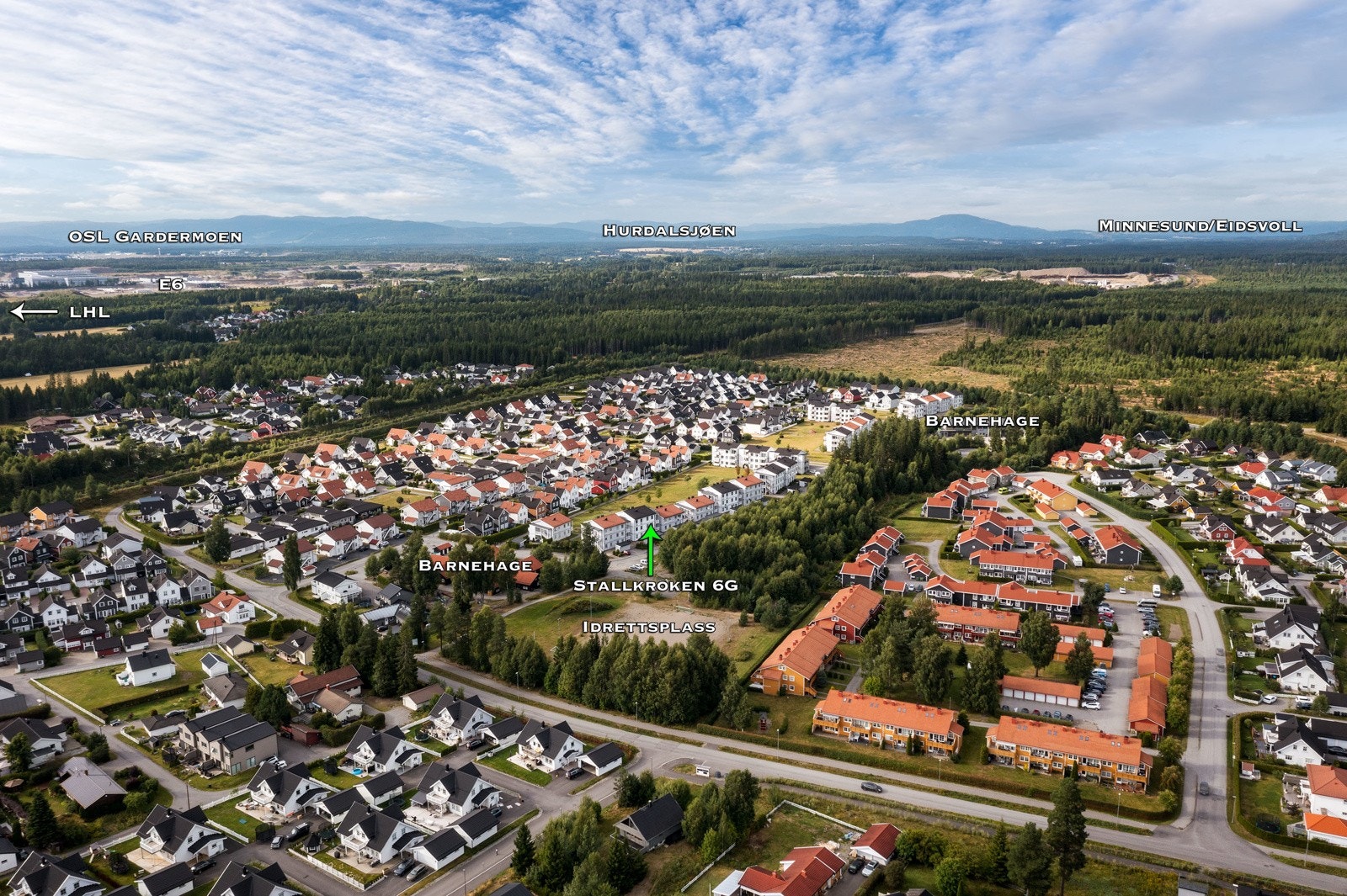 Sentral og populær beliggenhet med gangavstand til barneskole og barnehager samt kort avstand til Jessheim sentrum med alle fasiliteter og off. kommunikasjon. Galleribilde