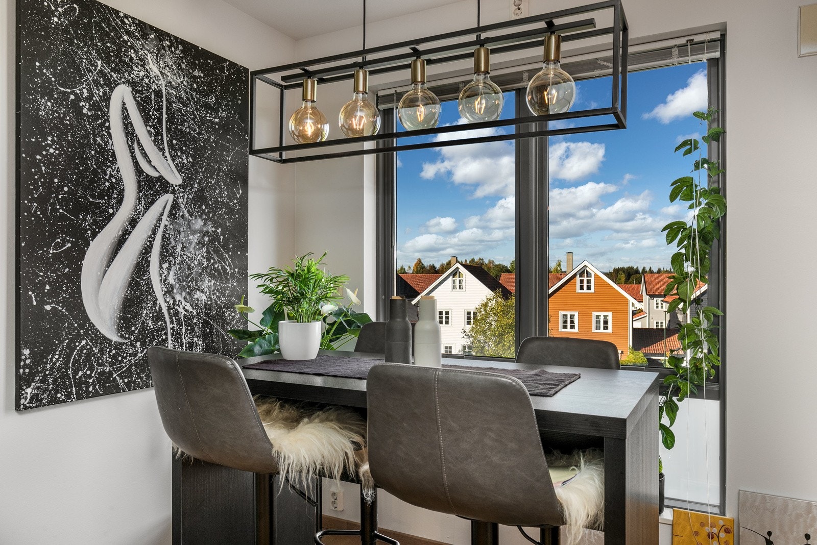 Plass til spisestue foran de store vinduene. Galleribilde