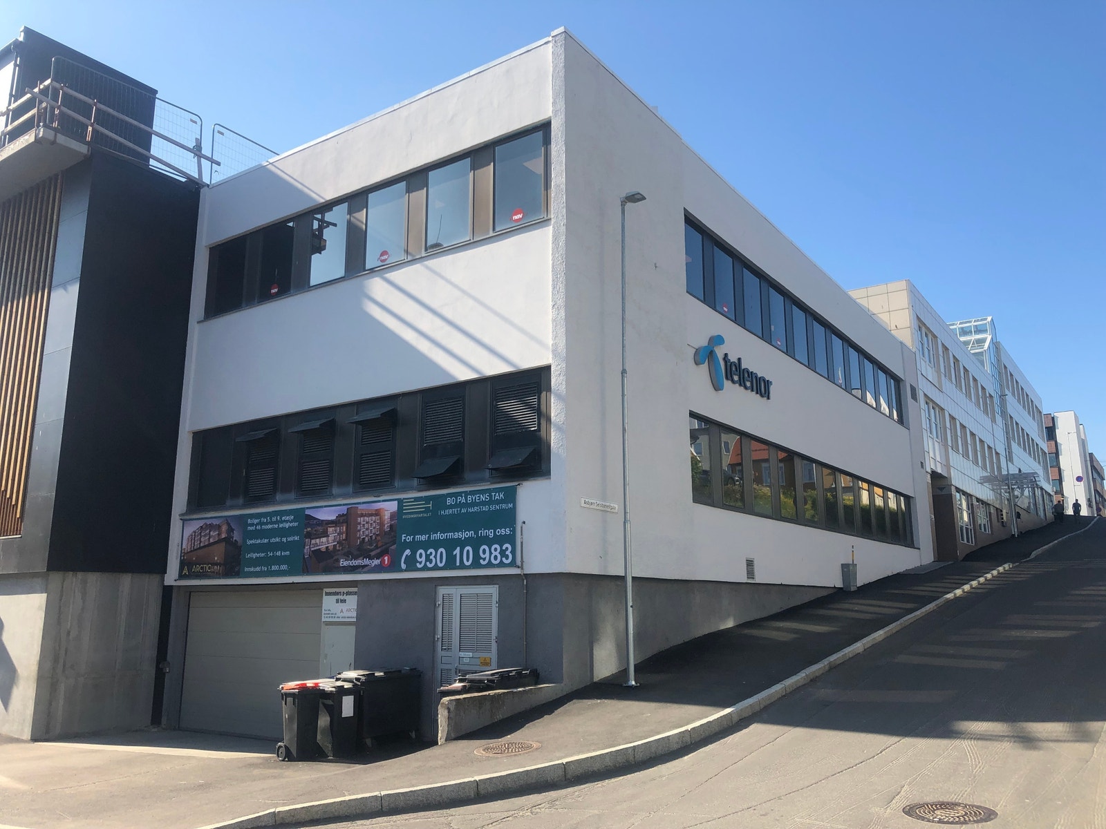 Venstresidens innkjøring er til eksklusivt innendørs garasjeanlegg hvor man kan leie parkeringsplass. Galleribilde