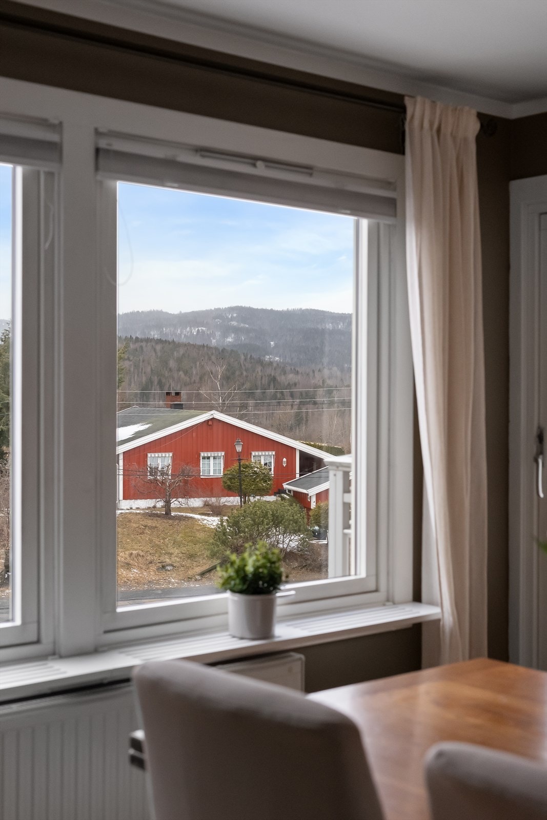 Flott utsikt fra stuen, kjøkkenet og balkongen Galleribilde