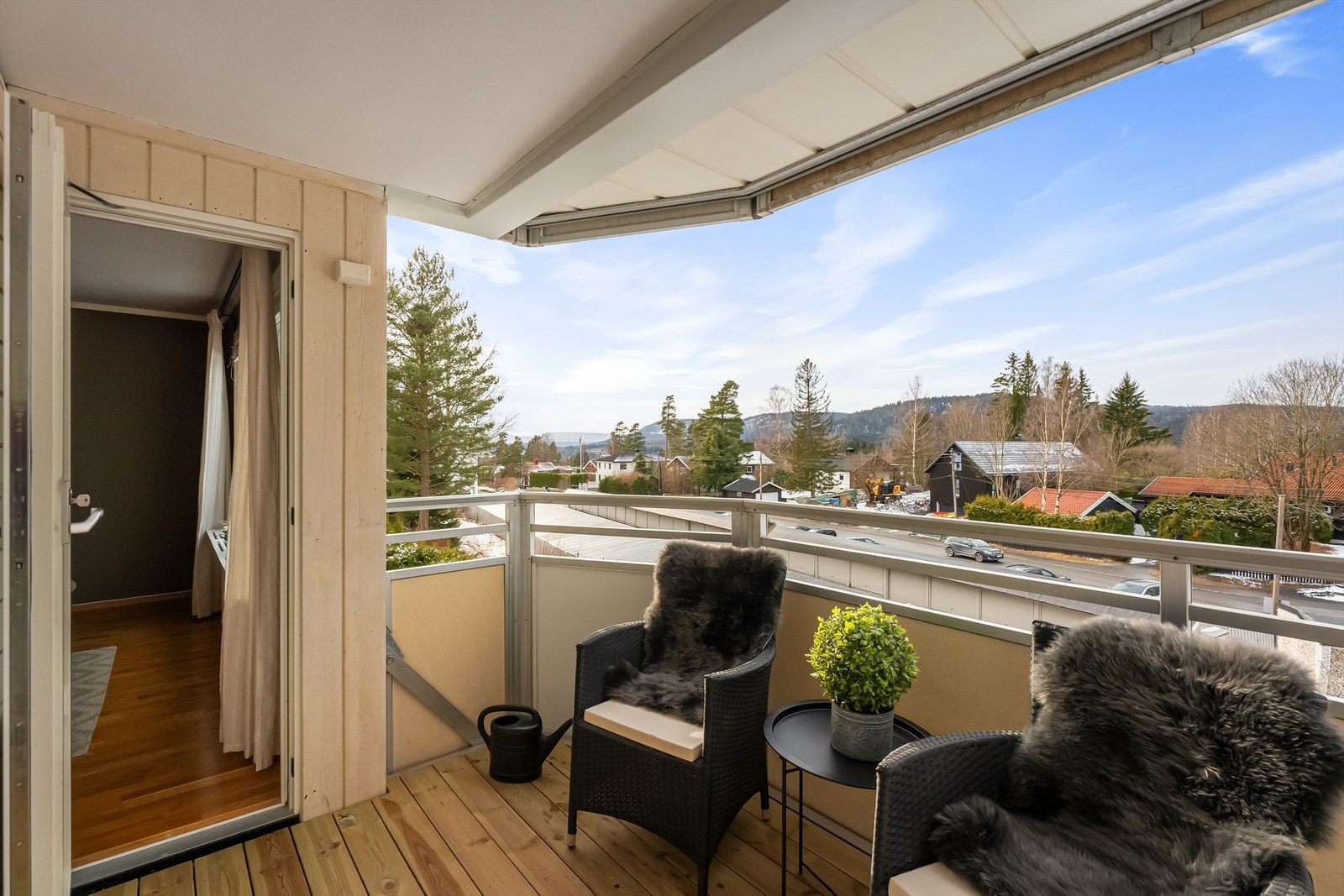 Leiligheten har en overbygget balkong med flott utsikt og kveldssol Galleribilde
