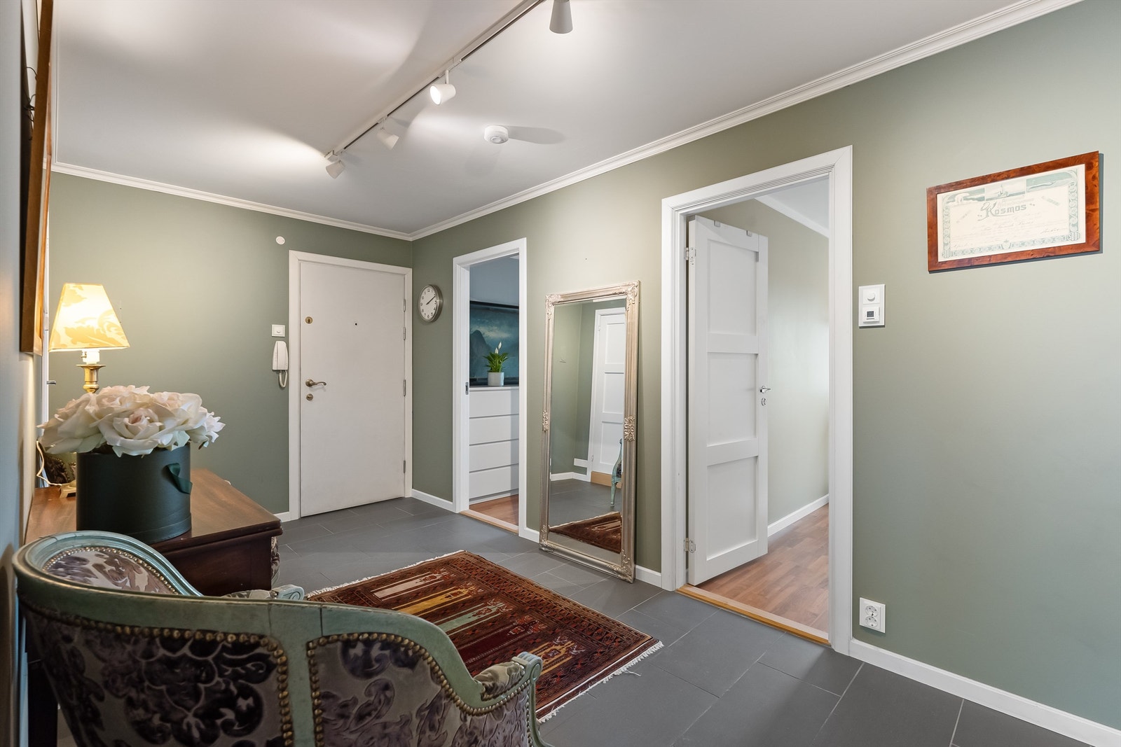 Romslig entrè/hall med tilgang til begge de gode soverommene og badet Galleribilde