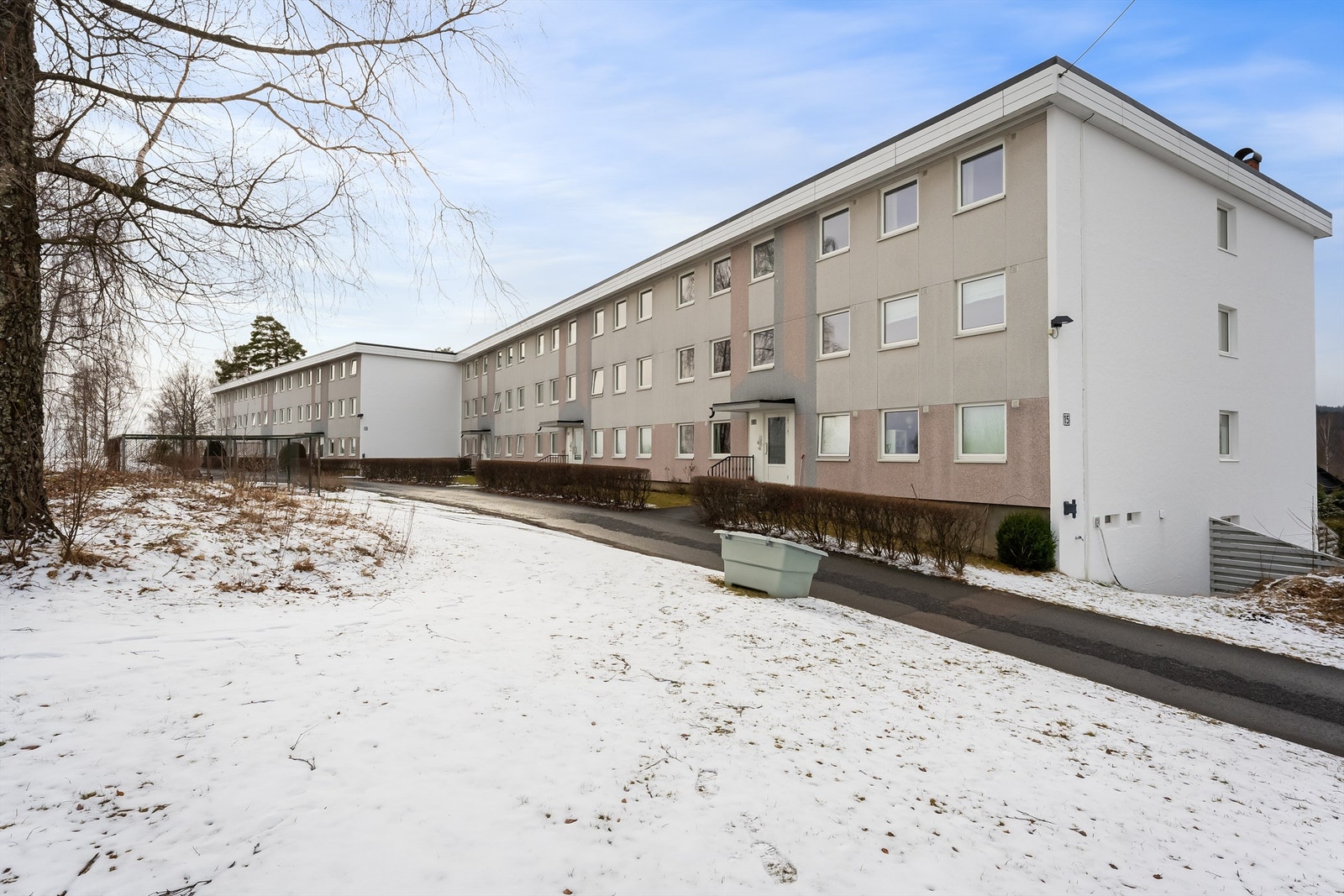 Lys, moderne og innbydende 3-roms andelsleilighet med arealeffektiv planløsning og fin standard. Leiligheten har en enkel og trappefri adkomst Galleribilde