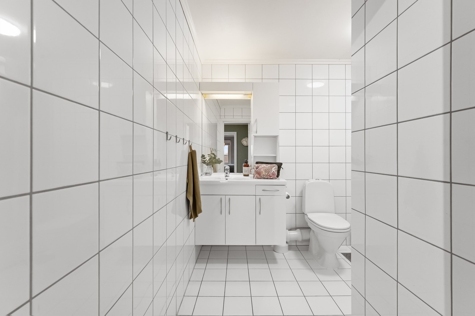 Pent baderom med fliser på gulv med gulvvarme, fliser på vegger og malt betonghimling Galleribilde