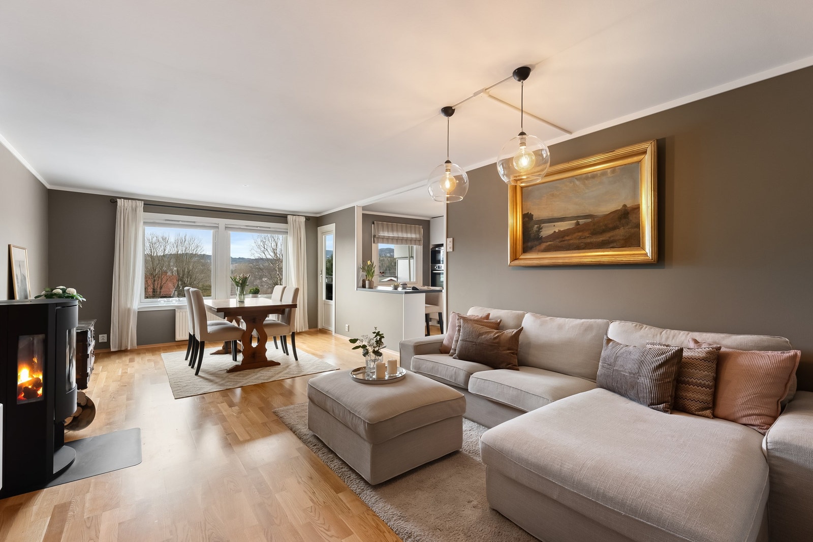 Velkommen til Grevlingåsen 15B presentert av eiendomsmegler Fredrik Nordstrøm v/ Krogsveen Bekkestua. Galleribilde