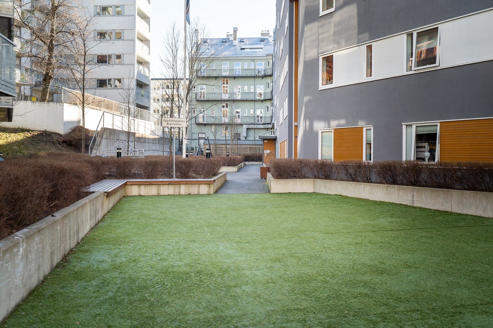 Fellesarealene er flott opparbeidet med grøntområder og fremstår som pent og veldrevet. Galleribilde