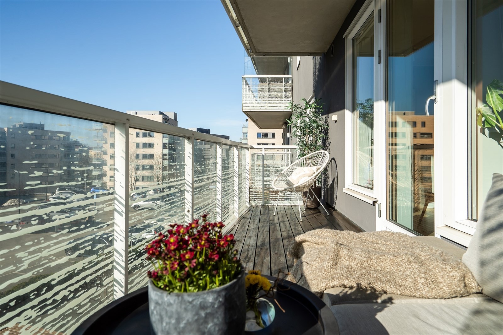 Fra stuen har du utgang til en sydvendt balkong på ca. 8 m² - et ideelt sted for late helgemorgener med kaffe i sola. Galleribilde