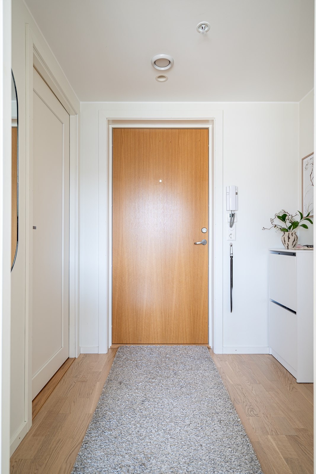 En lys og romslig entré, med dørcalling som gjør det enkelt å slippe inn gjester fra gateplan. Galleribilde
