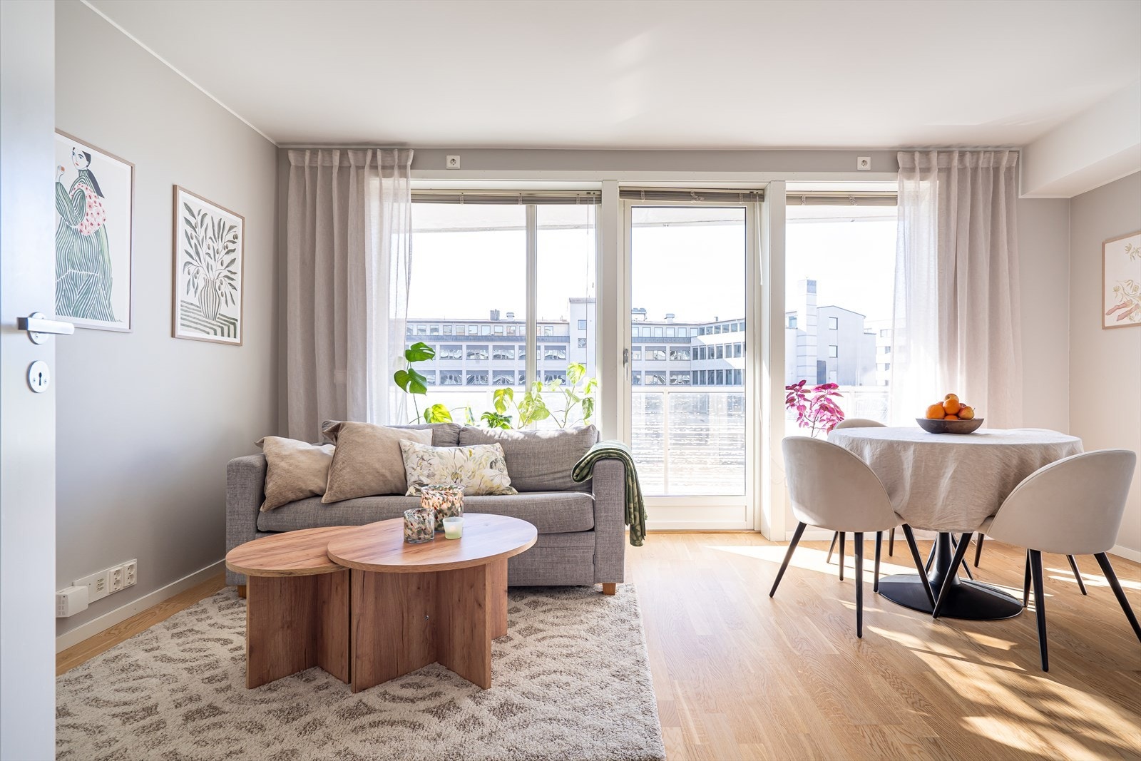 Leiligheten byr på en åpen og innbydende planløsning hvor kjøkken og stue glir sømløst sammen. Galleribilde