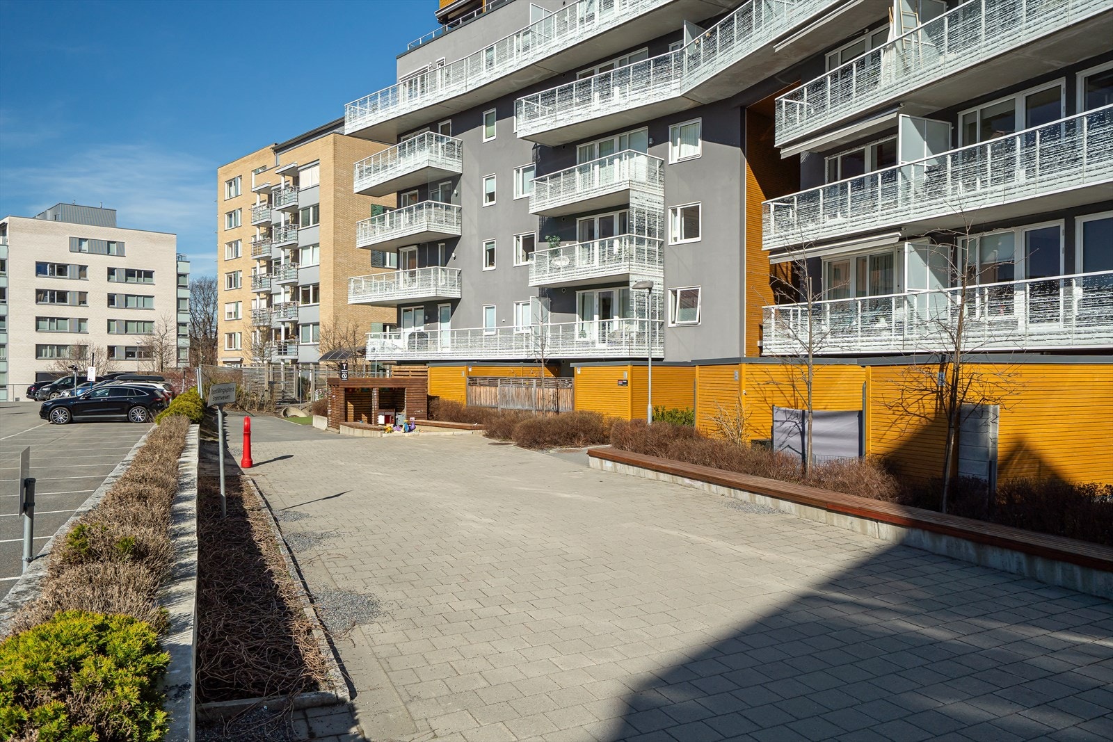 Sameiet består av 74 boligseksjoner og 1 næringsseksjon (garasjeplasser i parkeringskjeller). Galleribilde