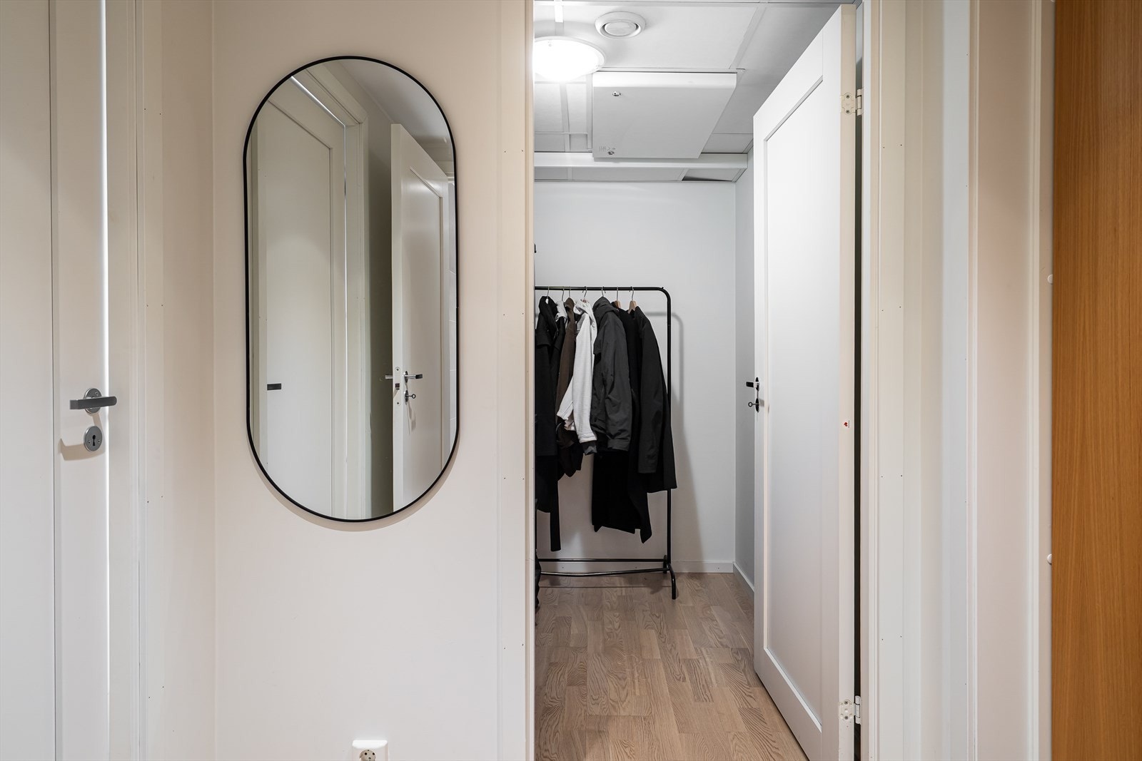 I tilknytning til entréen, har du innvendig bod. Her kan du innrede etter eget behov. Det er i tillegg bod i kjelleren på ca. 5 kvm. Galleribilde