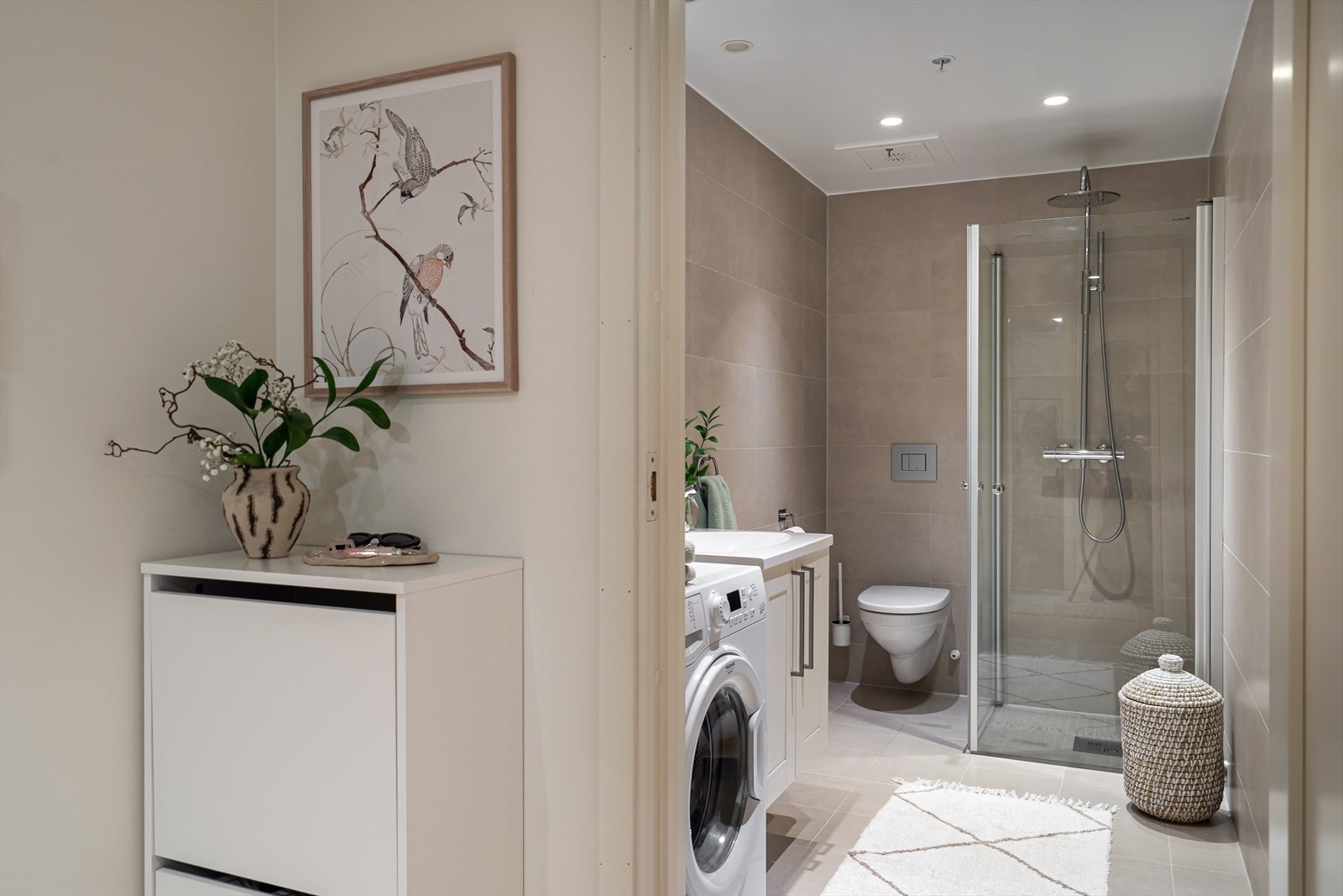 Fra entréen har du adkomst til boligens baderom. Galleribilde