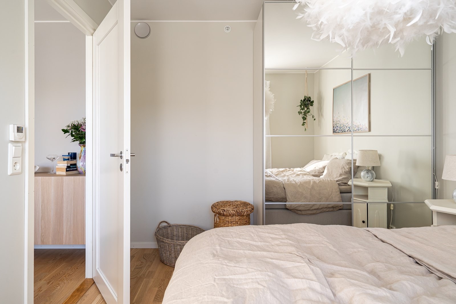 Garderobeskap med speildører gir rikelig med lagringsplass, samtidig som det åpner opp rommet. Galleribilde