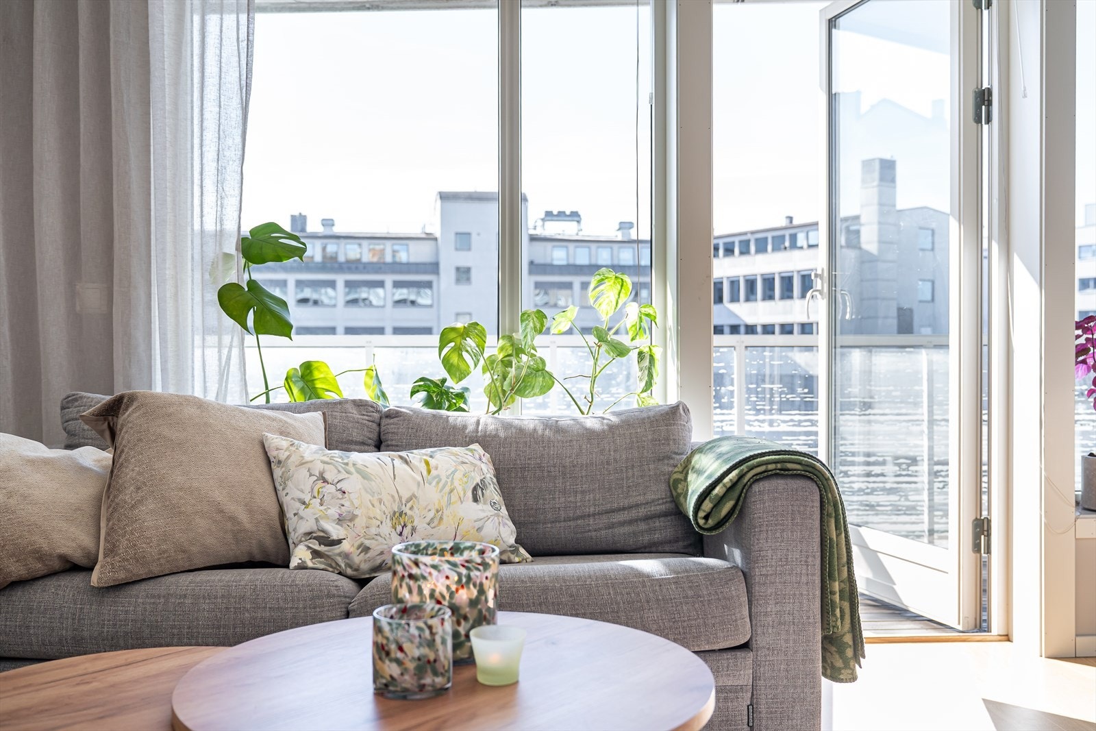 Boligen ligger tilbaketrukket til inn fra Sandakerveien og minimalt med innsyn. Galleribilde