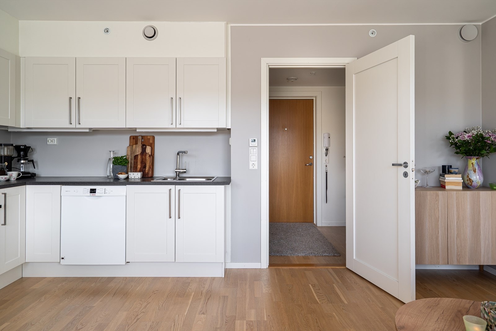 Boligen har en optimal planløsning og store vindusflater som gir en ekstra god romfølelse. Galleribilde