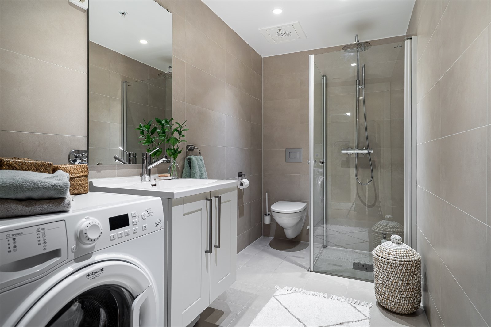 Et romslig og stilrent baderom med alt du trenger. Galleribilde