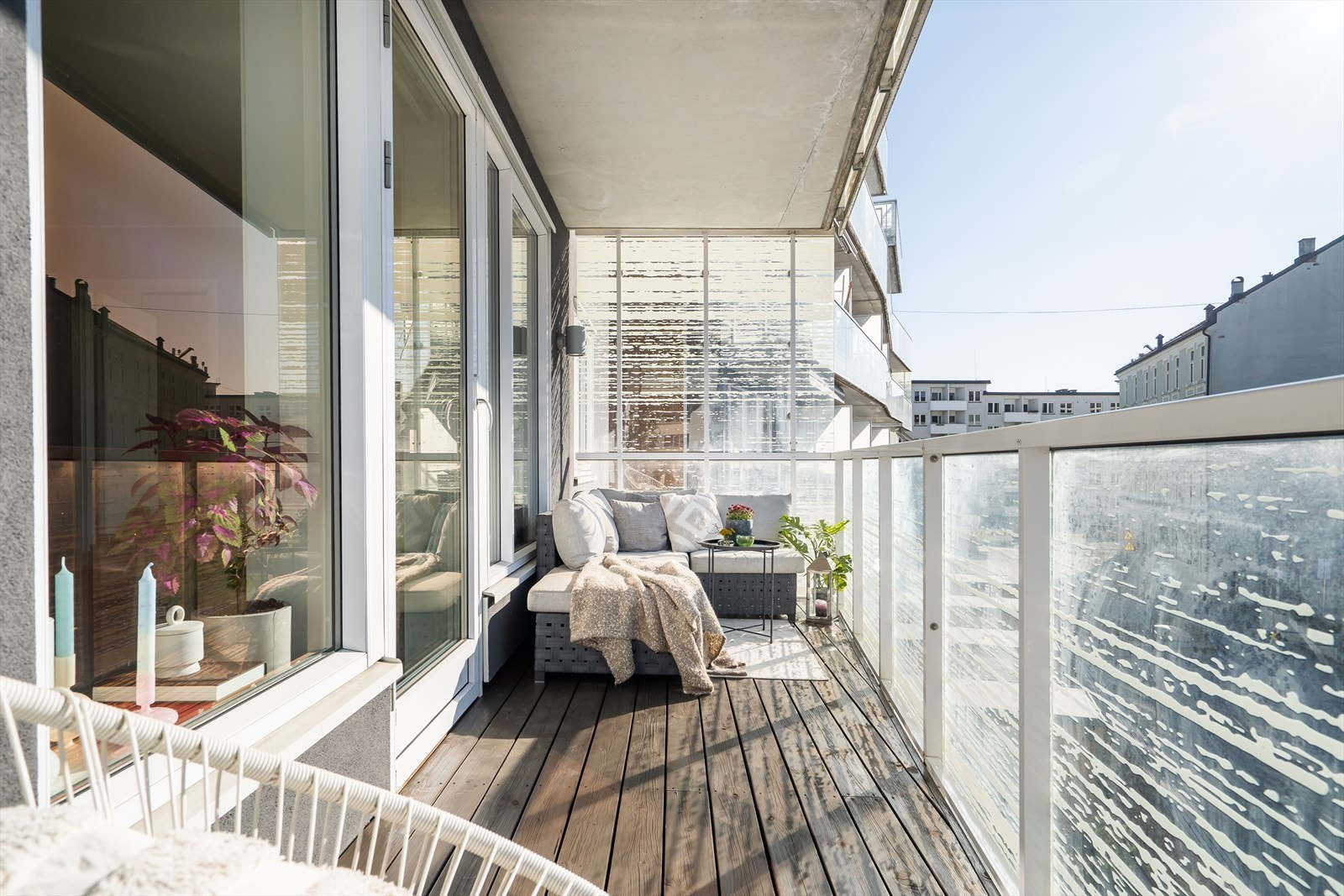 Balkongen vender mot rolige fellesarealer, noe som gir en god kombinasjon av privatliv og fellesskap. Galleribilde