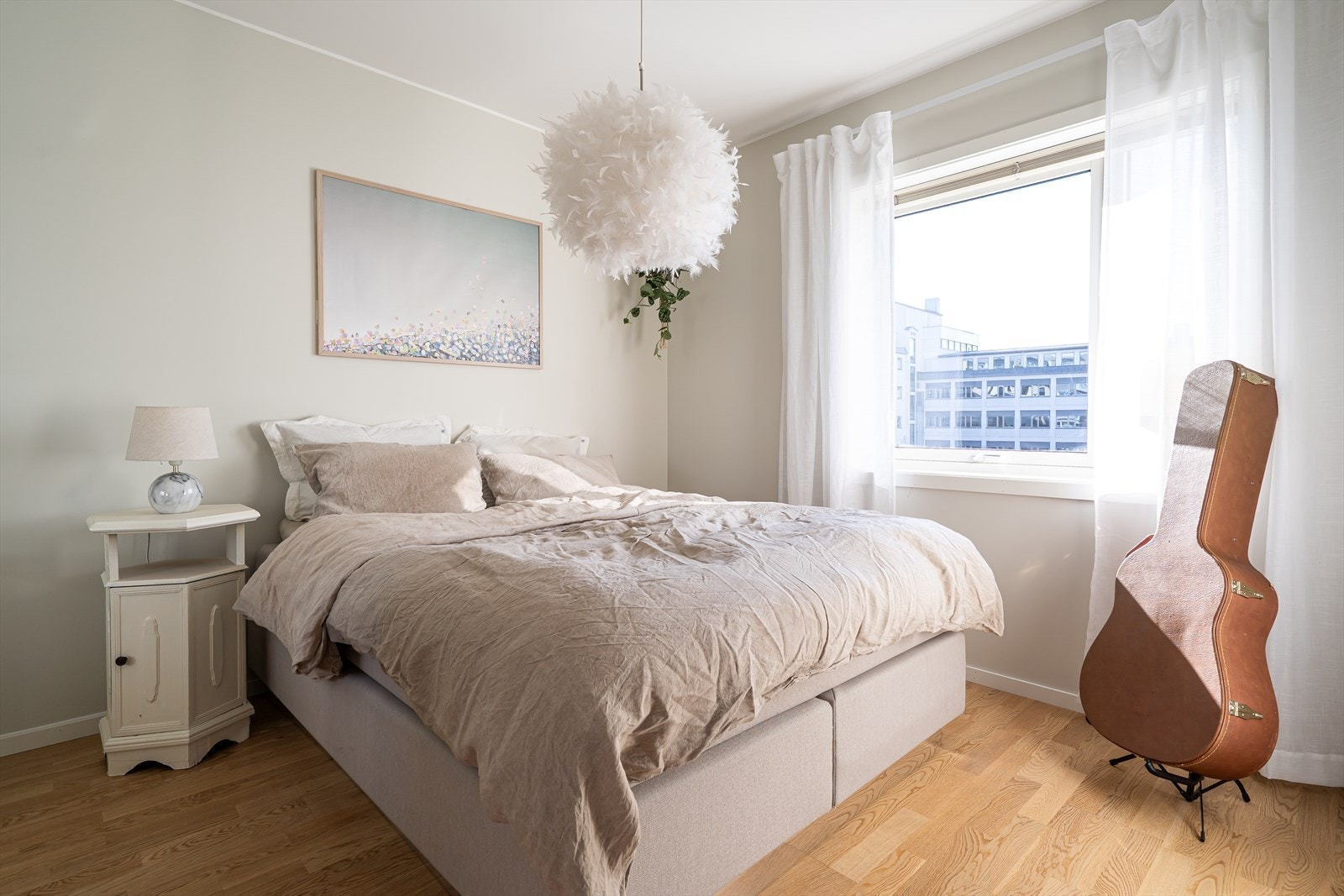 Rommet er av god størrelse, så her kan du fint møblere med stor dobbeltseng samt. ytterligere møblement. Alt etter behov og ønske. Galleribilde