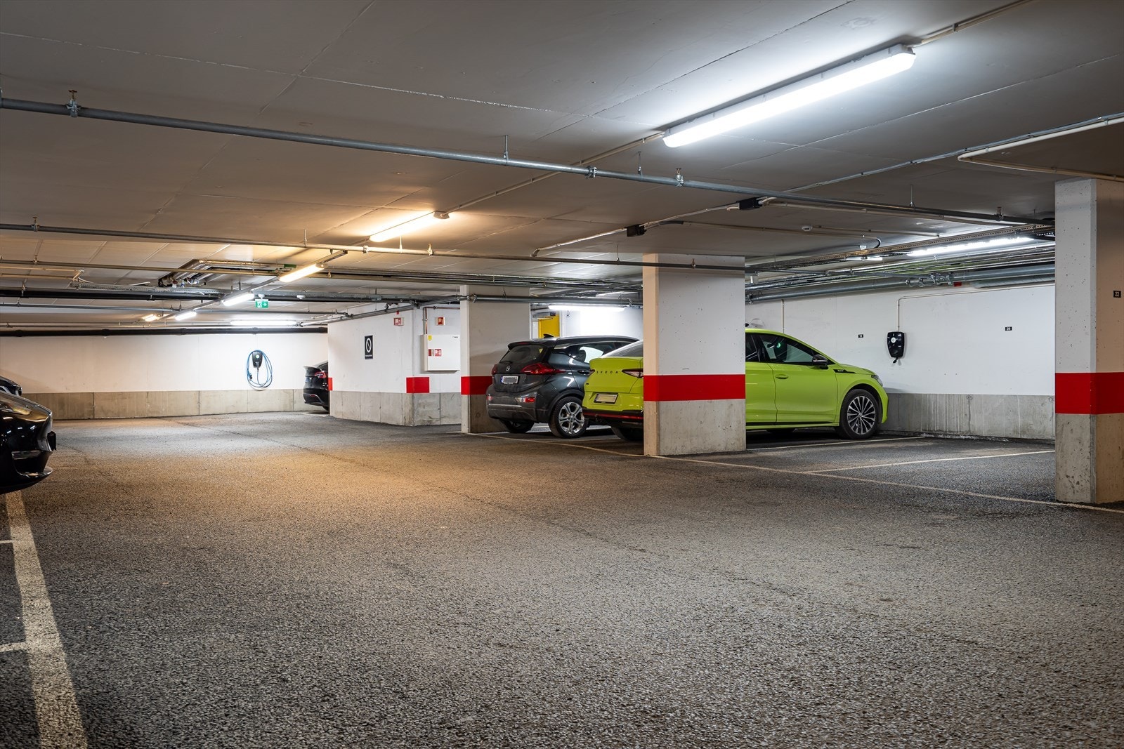 Felles garasjeanlegg i kjelleretasjen. Det medfølger ingen garasjeplass, men det kan være mulig å leie eller kjøpe plass. Galleribilde