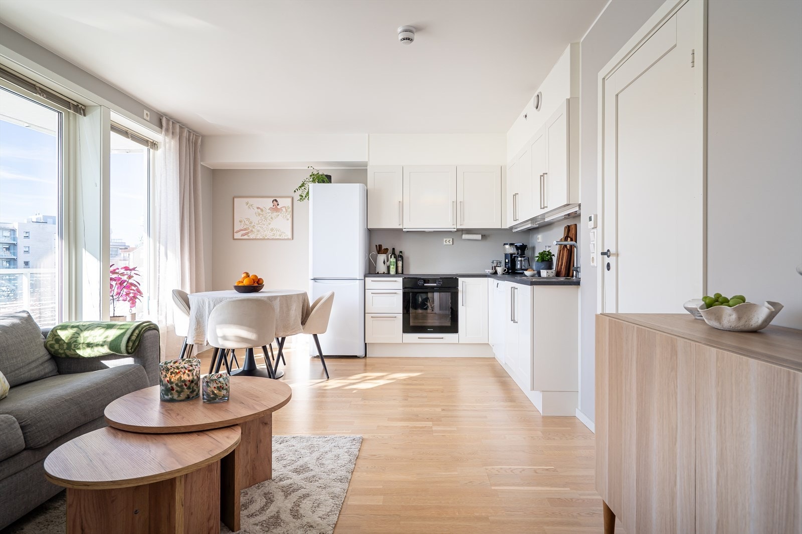 Kjøkkenet fra Sigdal har klassiske, hvite fronter og integrerte hvitevarer. Galleribilde