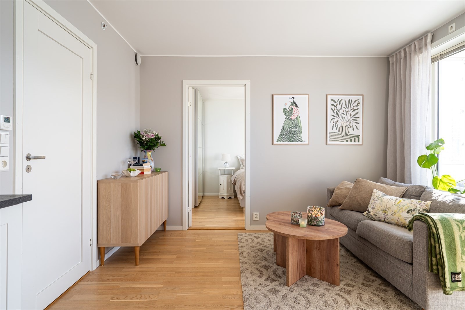 Oppholdsrommet gir muligheter for en naturlig soneinndeling med både spisestue og sofakrok med tilhørende møblement. Galleribilde