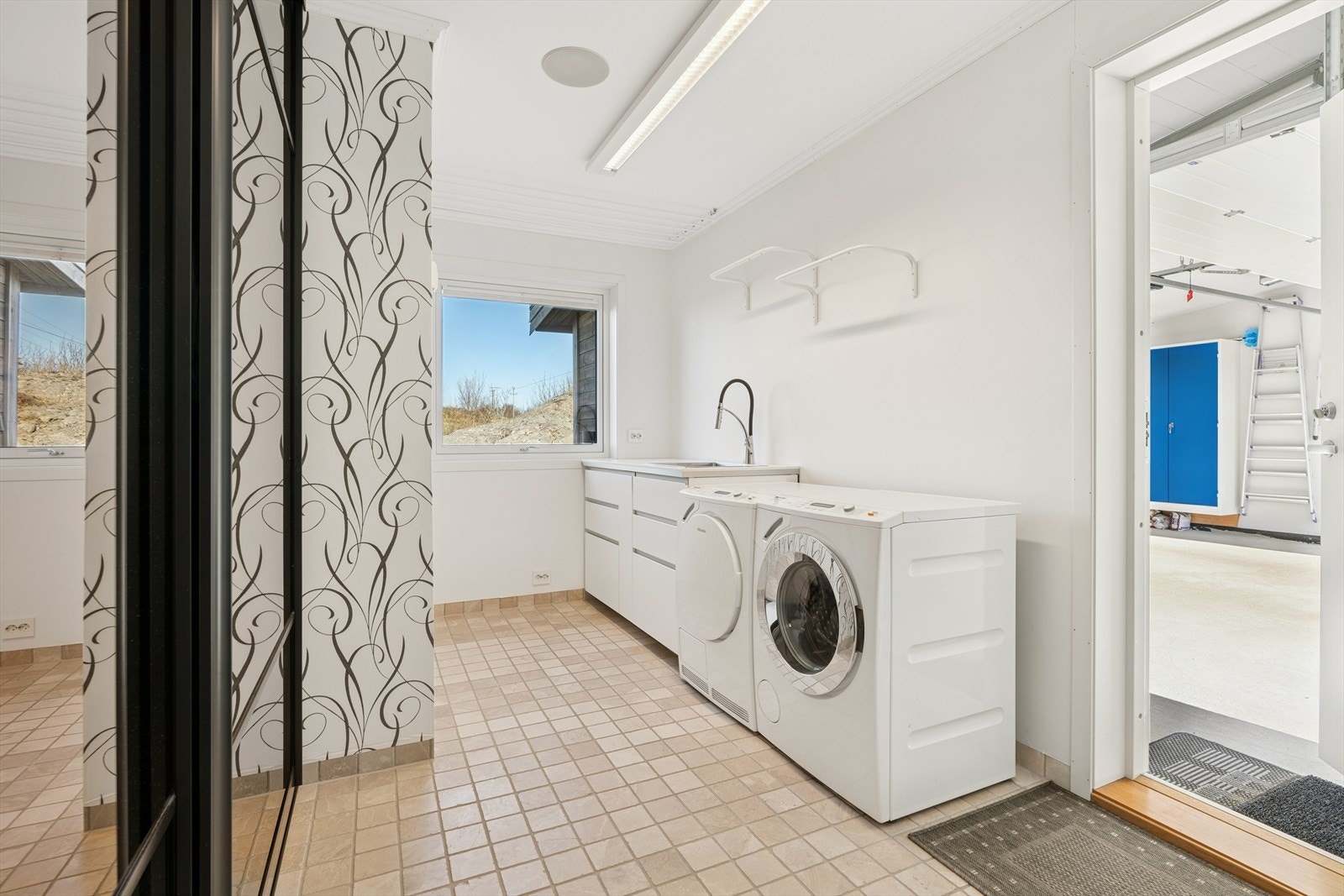 I første etasje finnes også et eget vaskerom med adkomst fra entreen og garasjen. Galleribilde